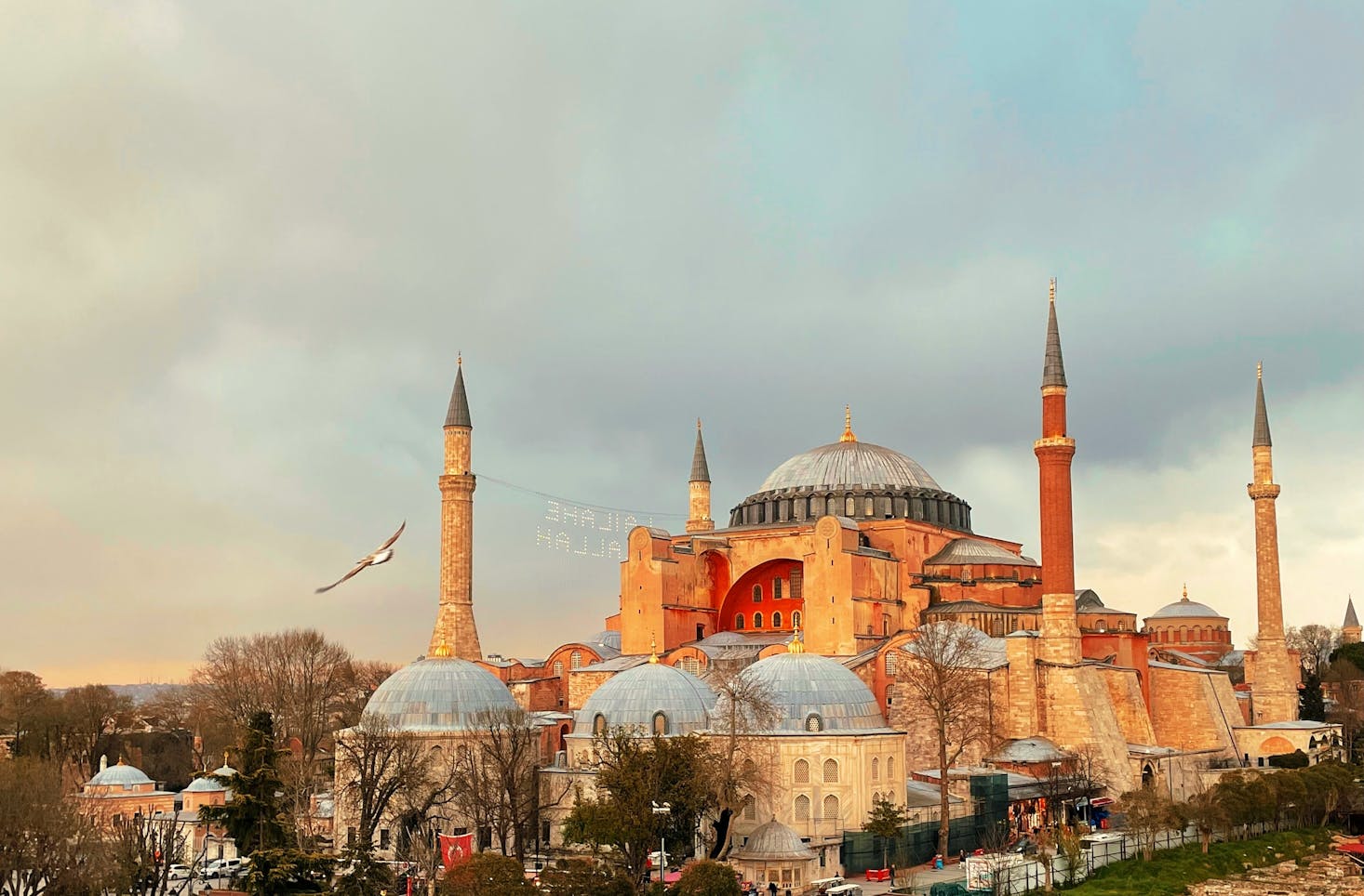 Moschea di Santa Sofia a Istanbul, con cielo nuvoloso sullo sfondo