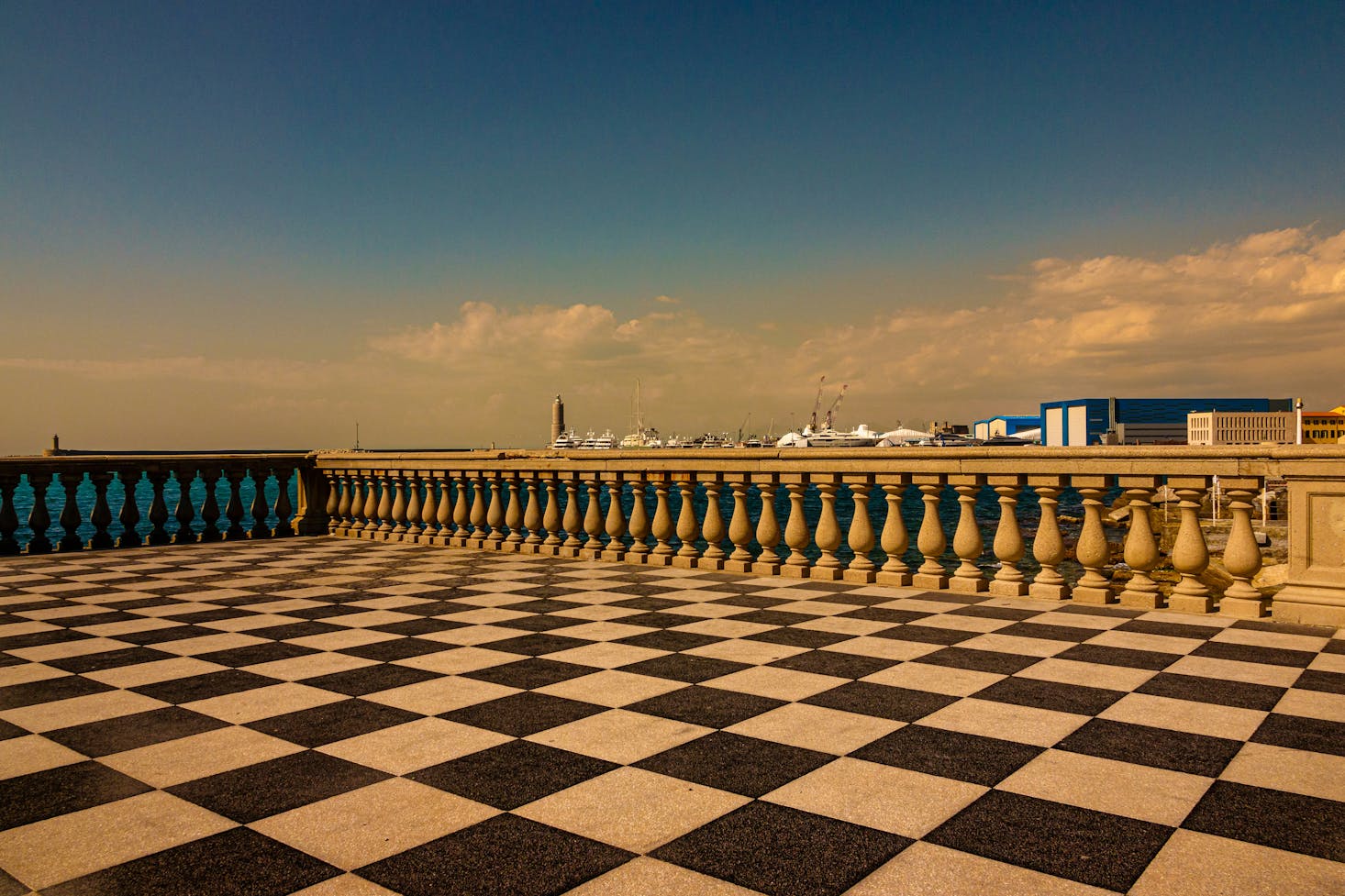 Terrazza Mascagni a Livorno, con la tipica pavimentazione a scacchi e cielo azzurro sullo sfondo