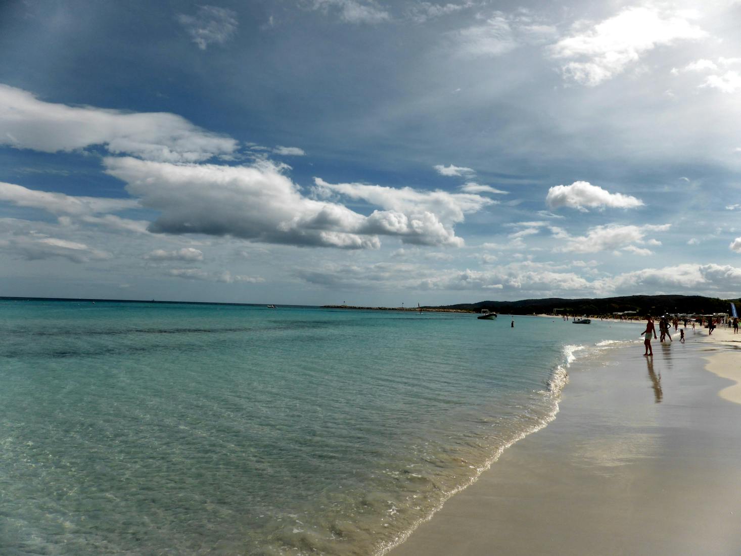 Mare cristallino di San Teodoro con spiaggia bianca sulla sinistra