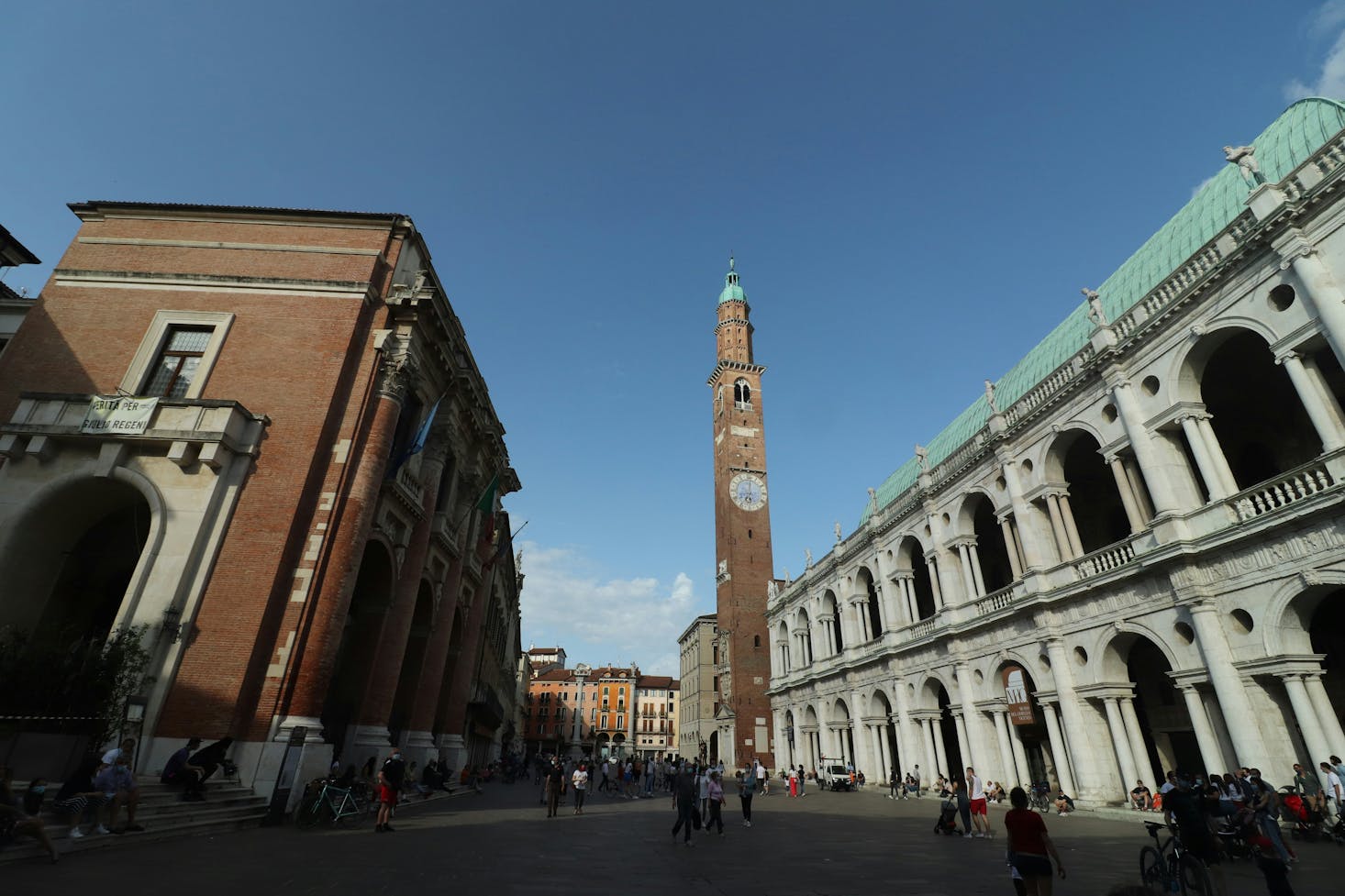 Piazza dei Signori a Vicenza, con Basilica Palladiana sulla destra e cielo azzurro sullo sfondo