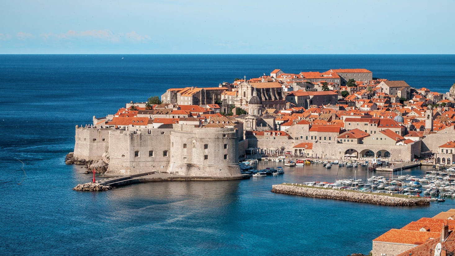 Fortezza Tvrđava Sv Ivana a Dubrovnik, con mare tutto intorno e cielo azzurro sullo sfondo 