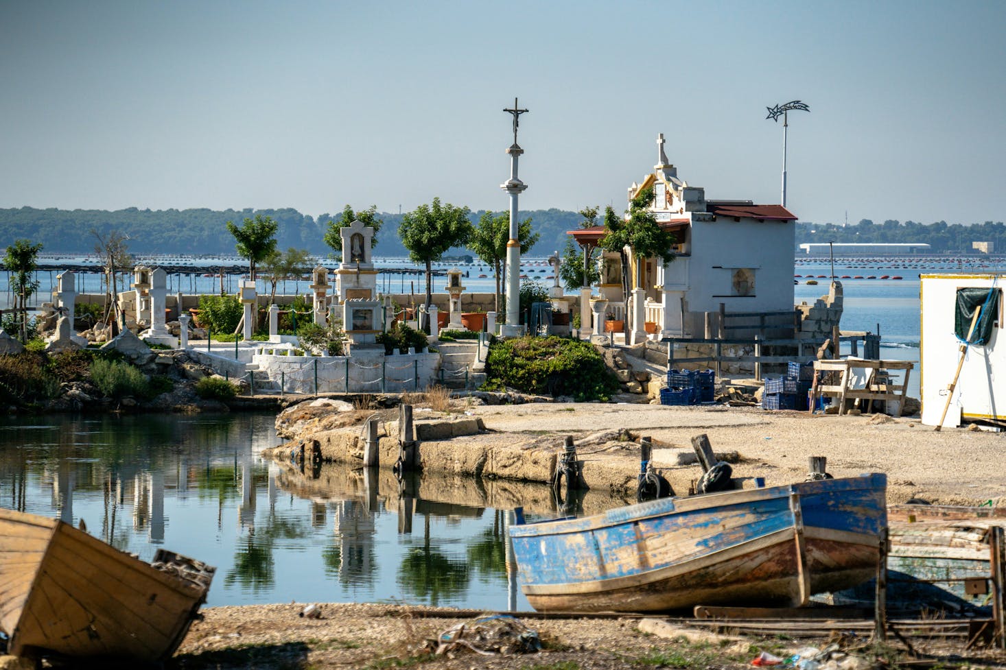 Vista sul Mare Piccolo a Taranto, con molo e barche ormeggiate 