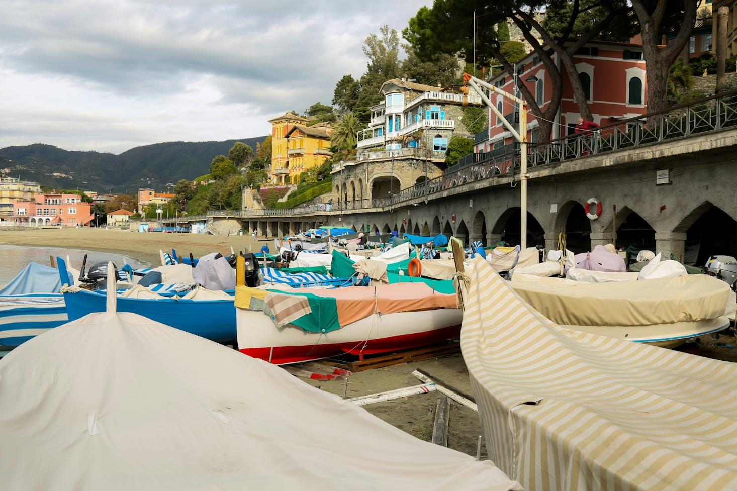 Spiaggia di Levanto, con barche ormeggiate in primo piano