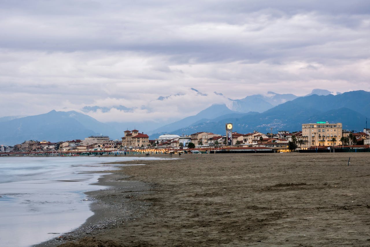 Grande spiaggia sabbiosa di Viareggio