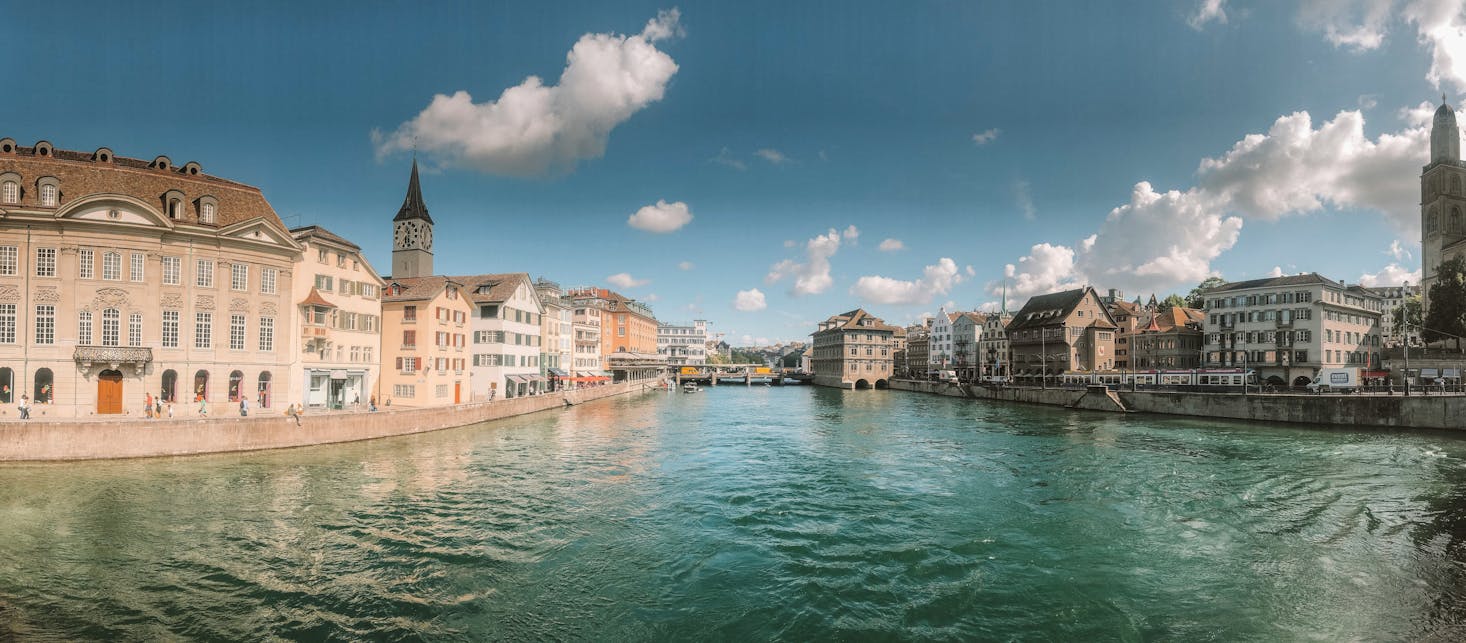 Fiume Limmat a Zurigo, con edifici ai lati e cielo sereno 