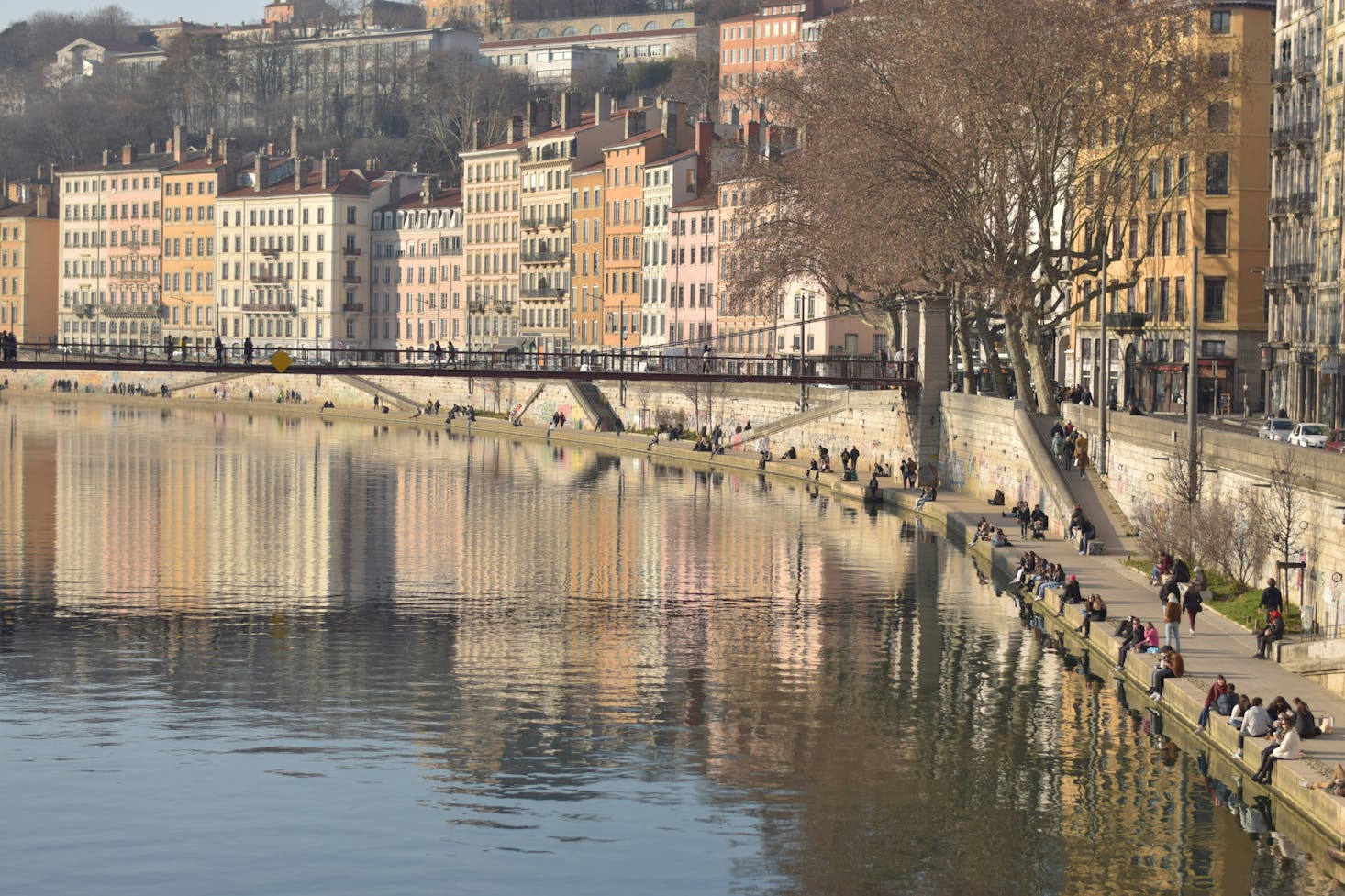 Passeggiata lungofiume sul Rodano a Lione, con edifici sulla destra