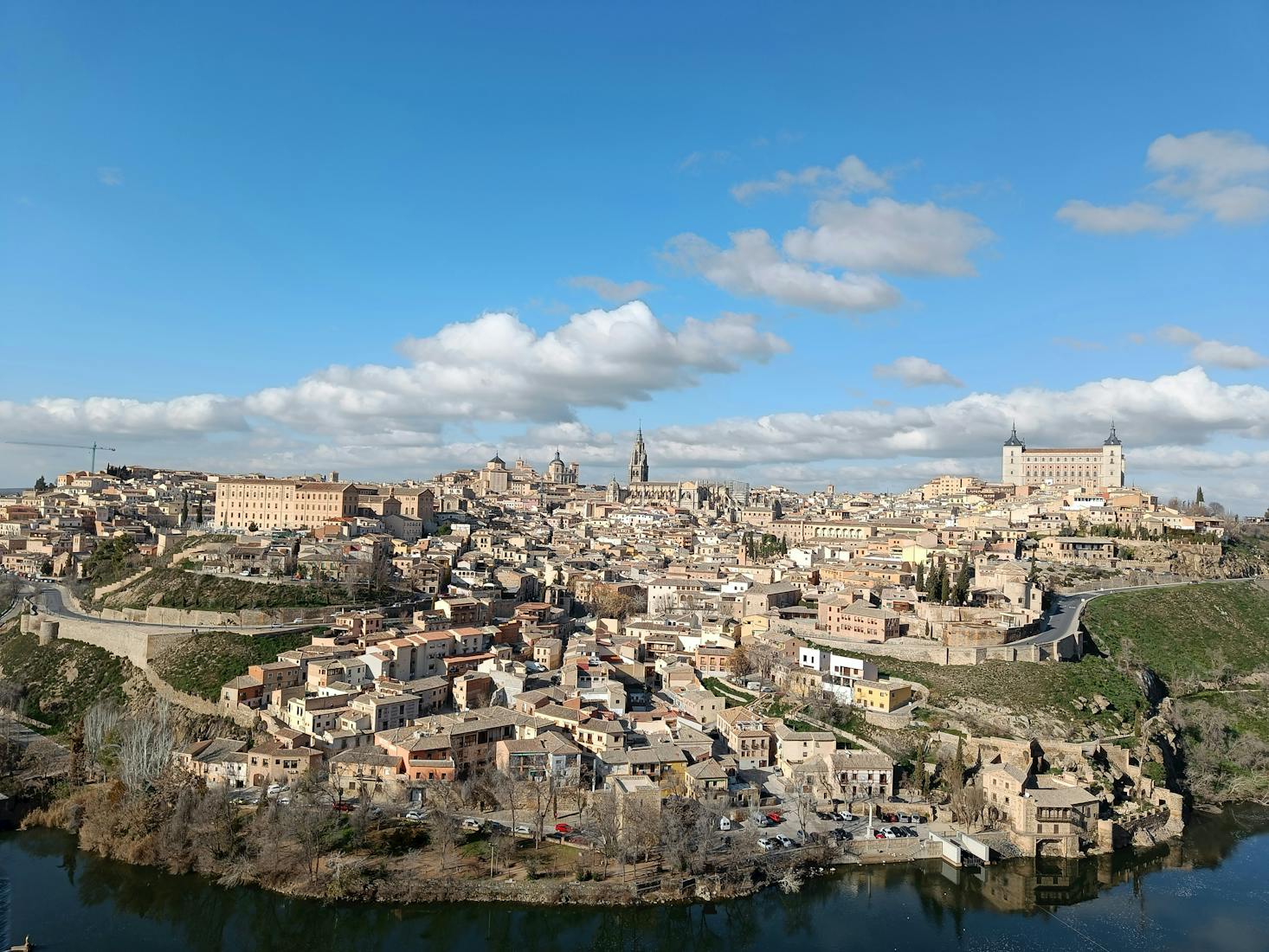 Toledo dall'alto, sui tetti degli edifici, con cielo azzurro sullo sfondo