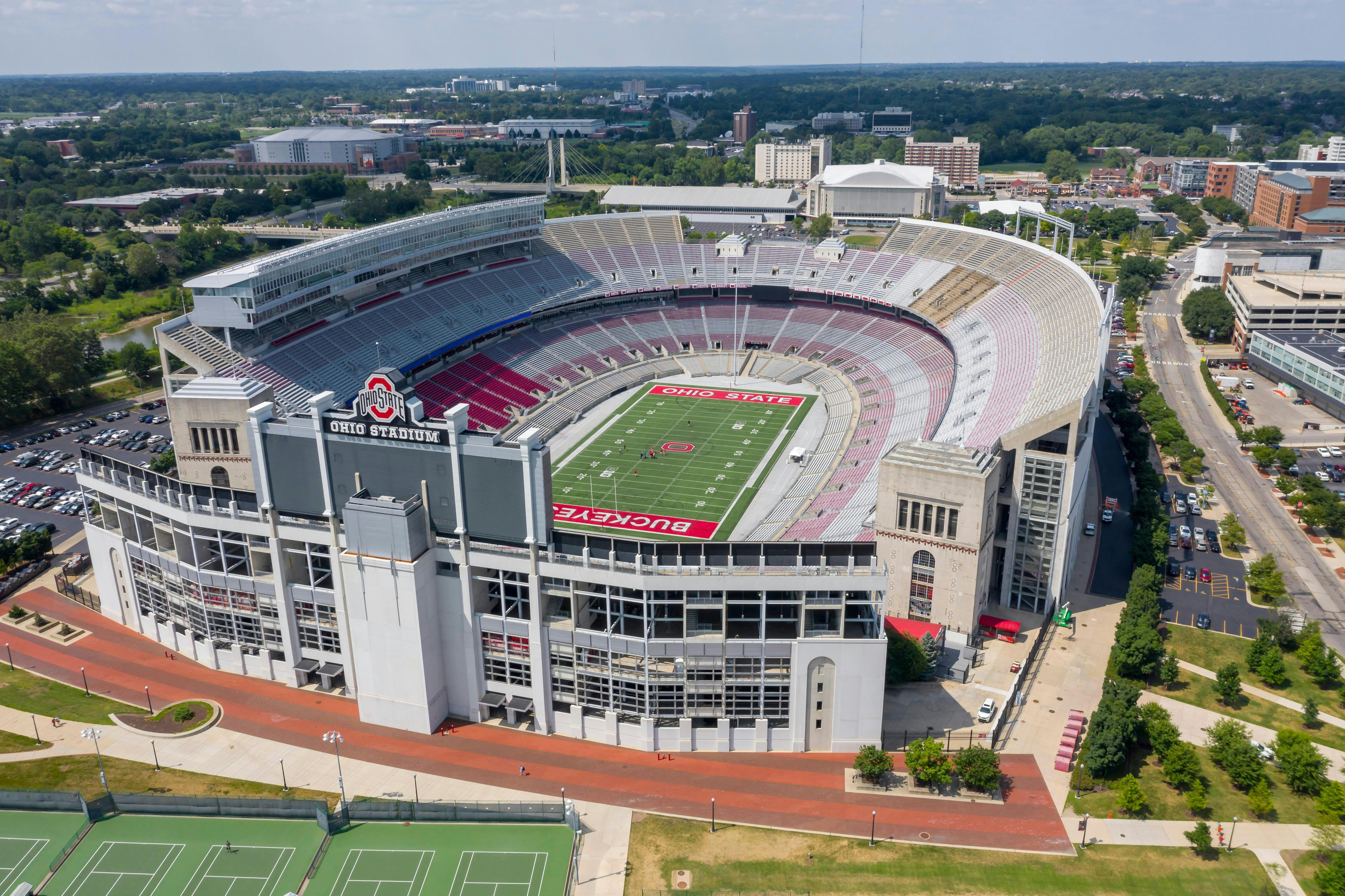 Closest airports to college football stadiums - AOPA