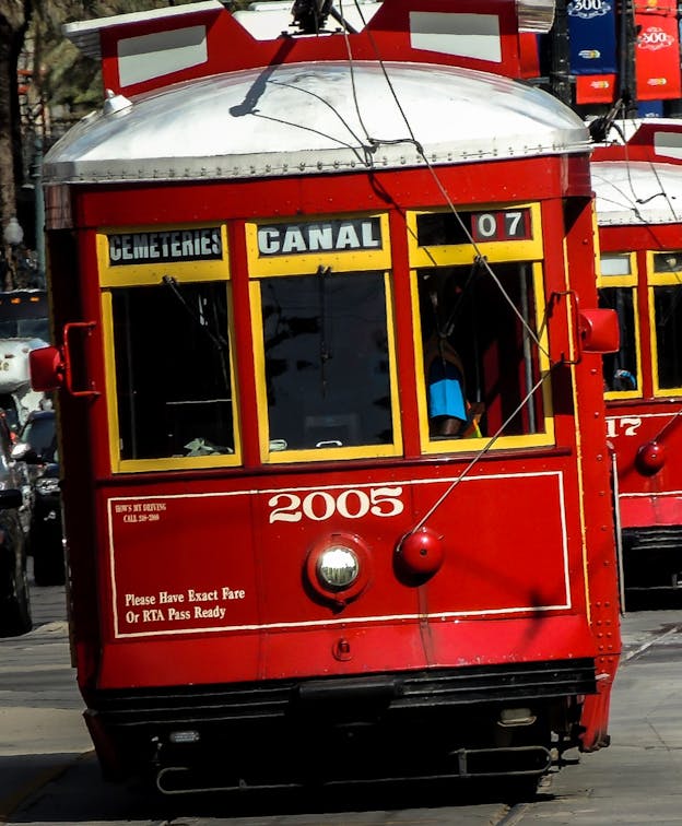 How to get to Louis Vuitton New Orleans Saks by Bus or Streetcar?