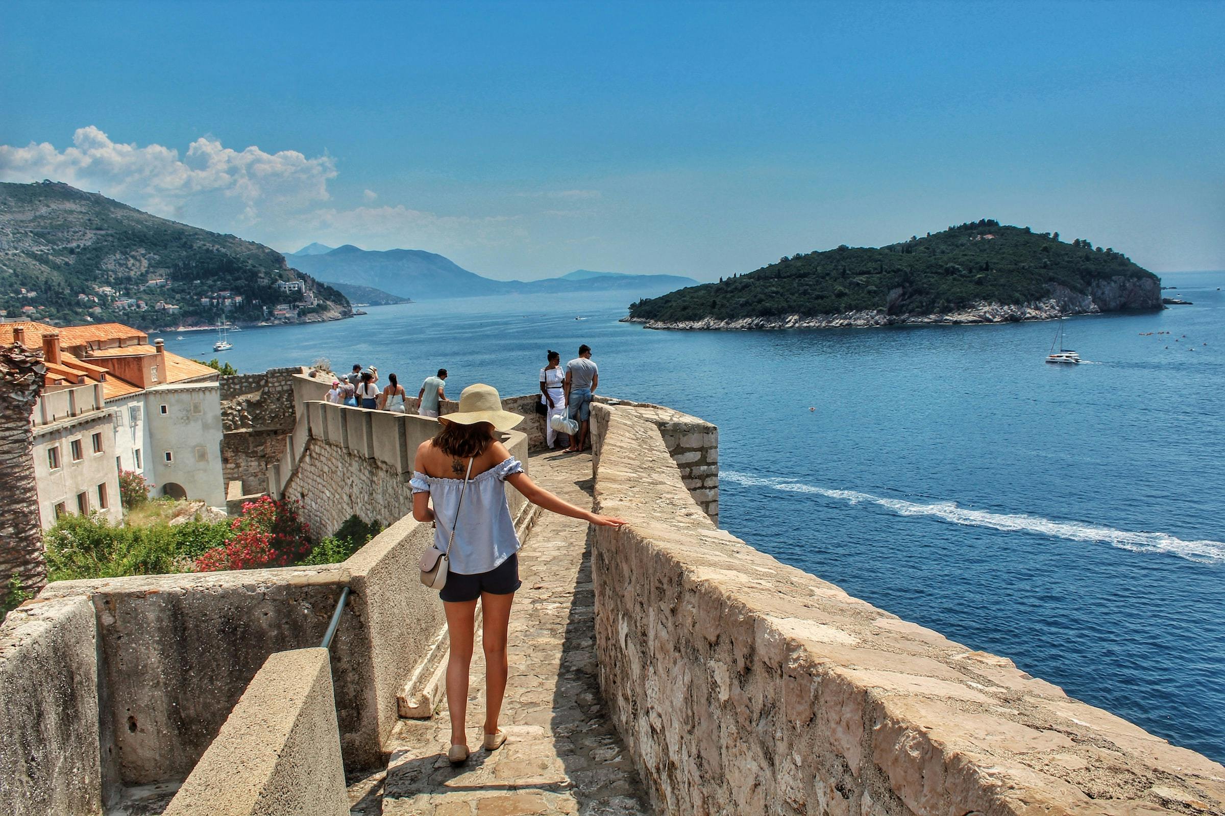 Is it safe to walk around Dubrovnik?