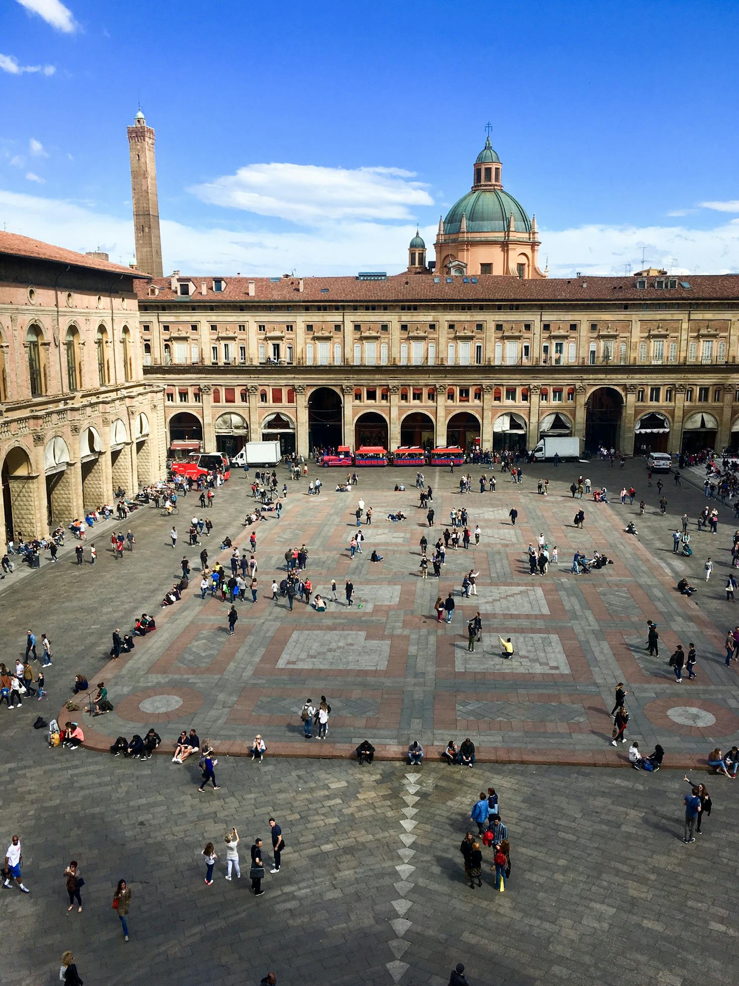 Luggage storage near the main square in Bologna