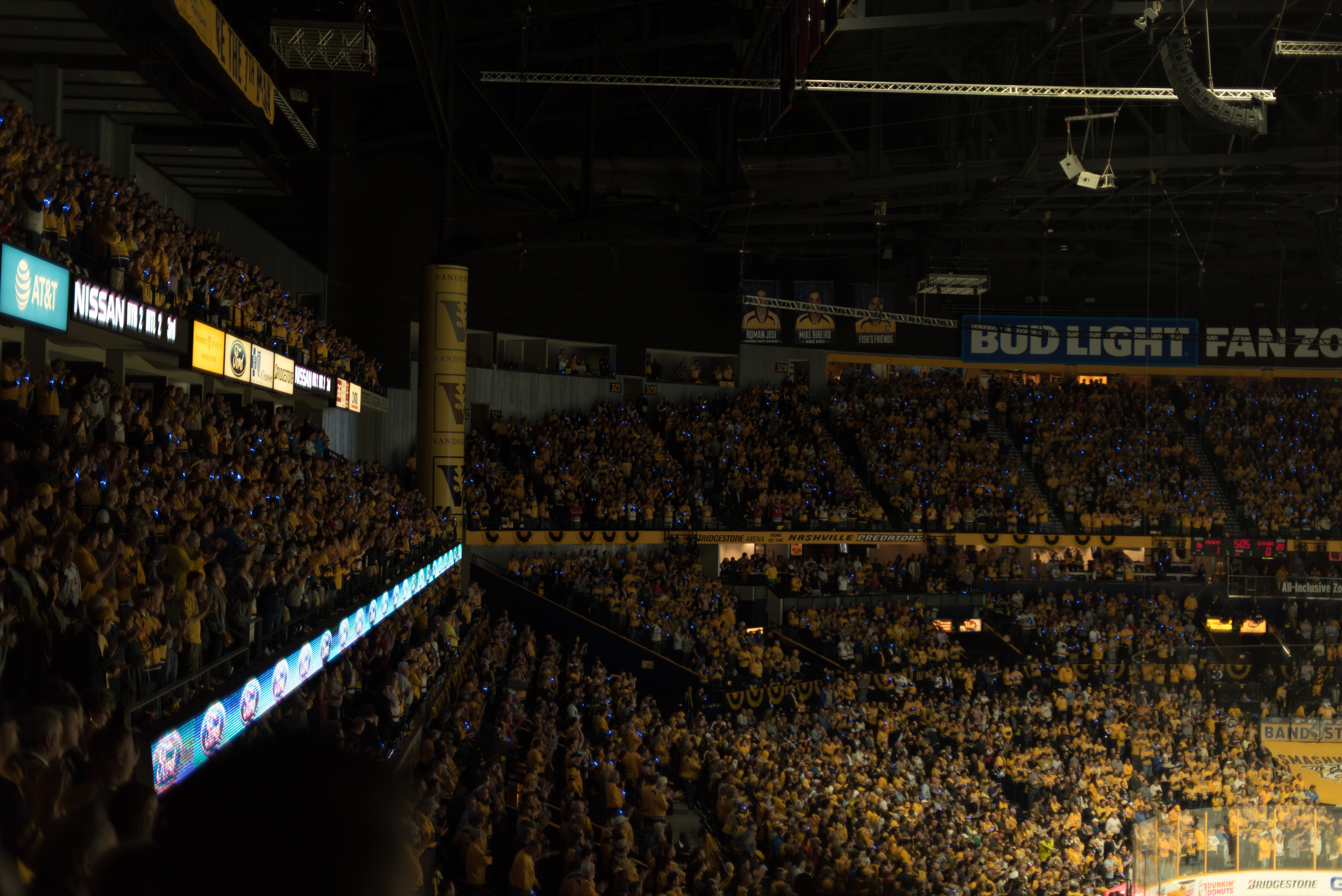 Сколько зрителей. Бриджстоун-Арена Нашвилл. Зрители на стадионе. Bridgestone Arena. Стадион мажор.