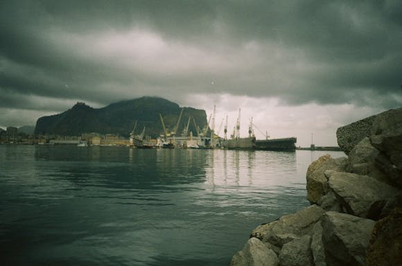 Il mare di Palermo in un giorno di pioggia.