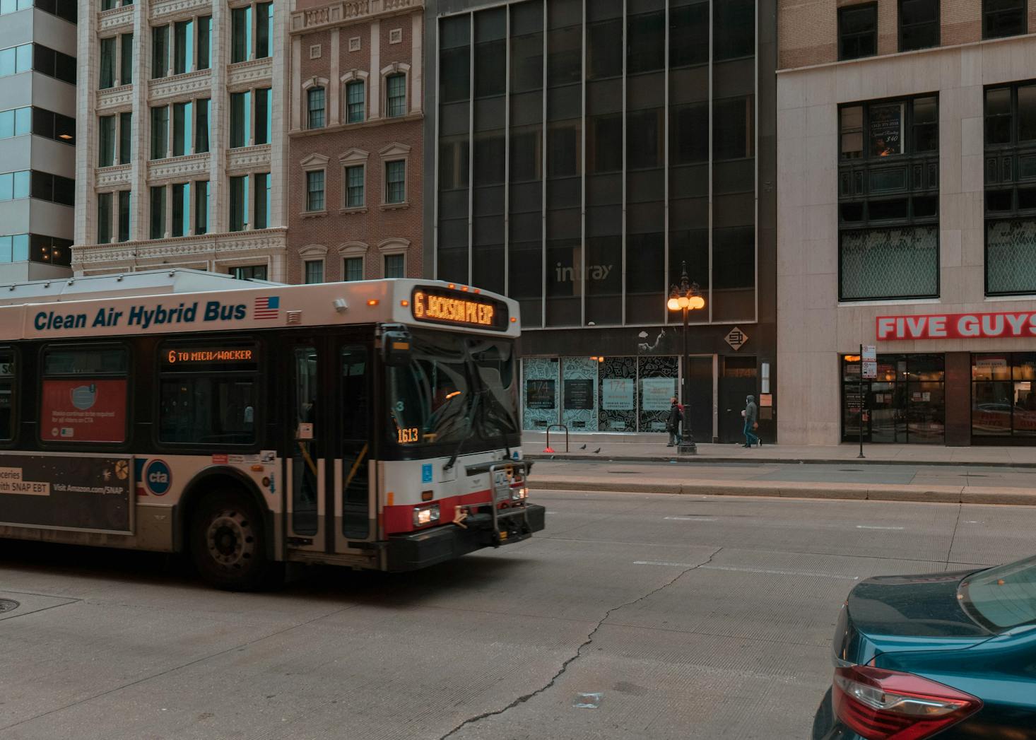 How to get around Chicago by bus