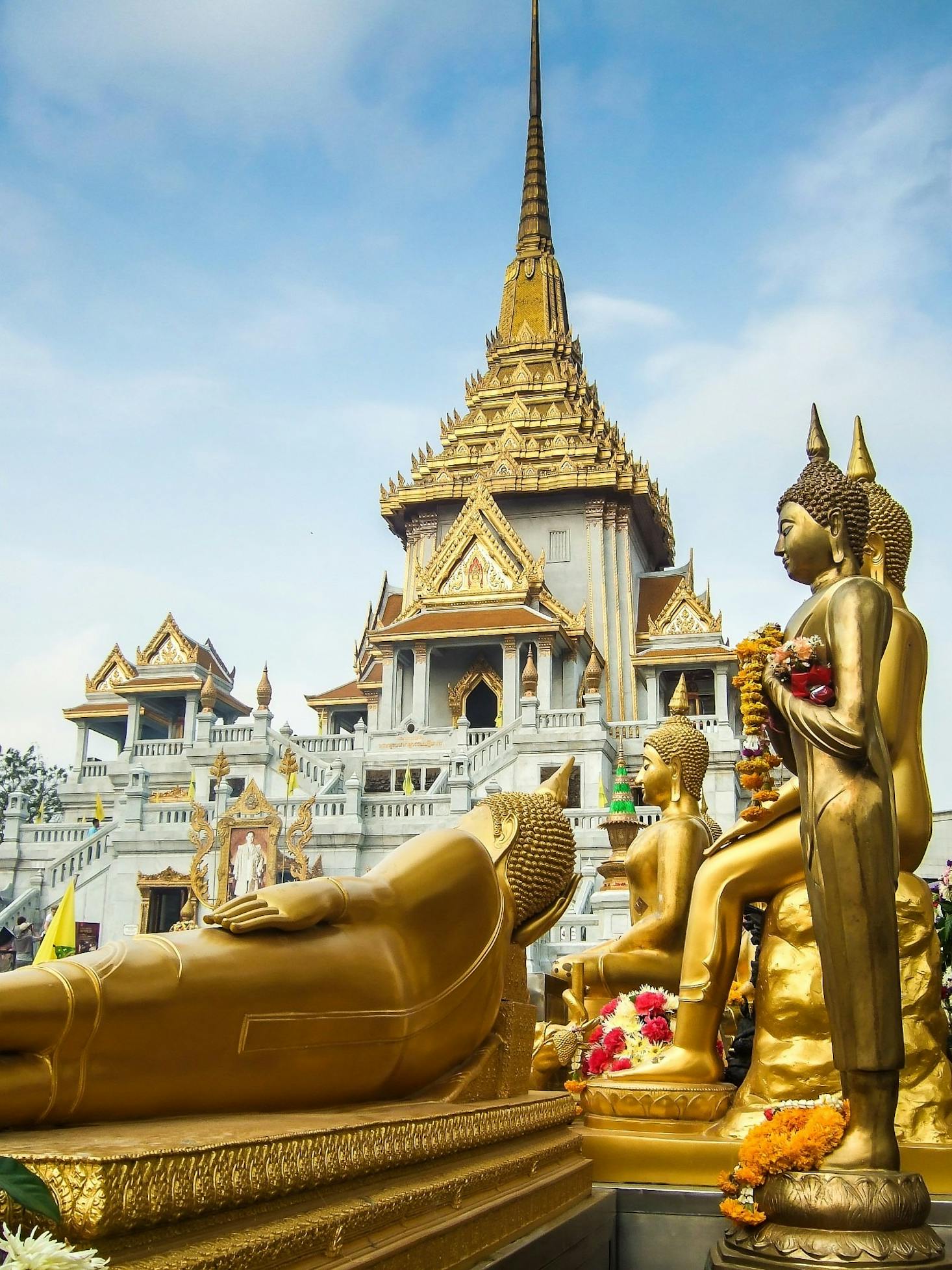 Luggage storage close to Wat Traimit temple in Bangkok