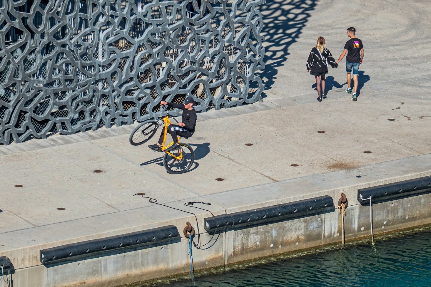 Walking and cycling in Marseille