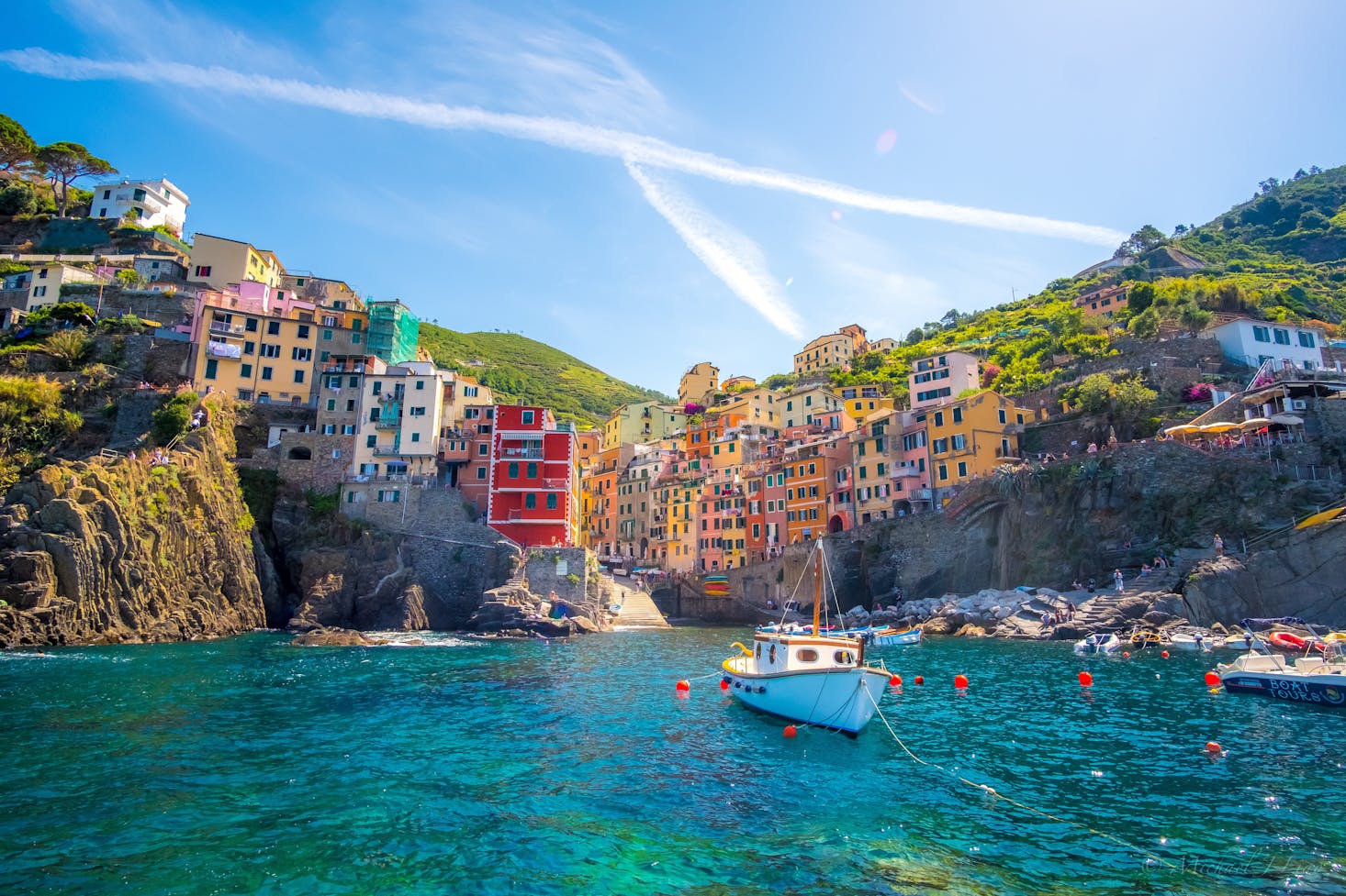 A beautiful turquoise bay with cliffs in Riomaggiore, Italy