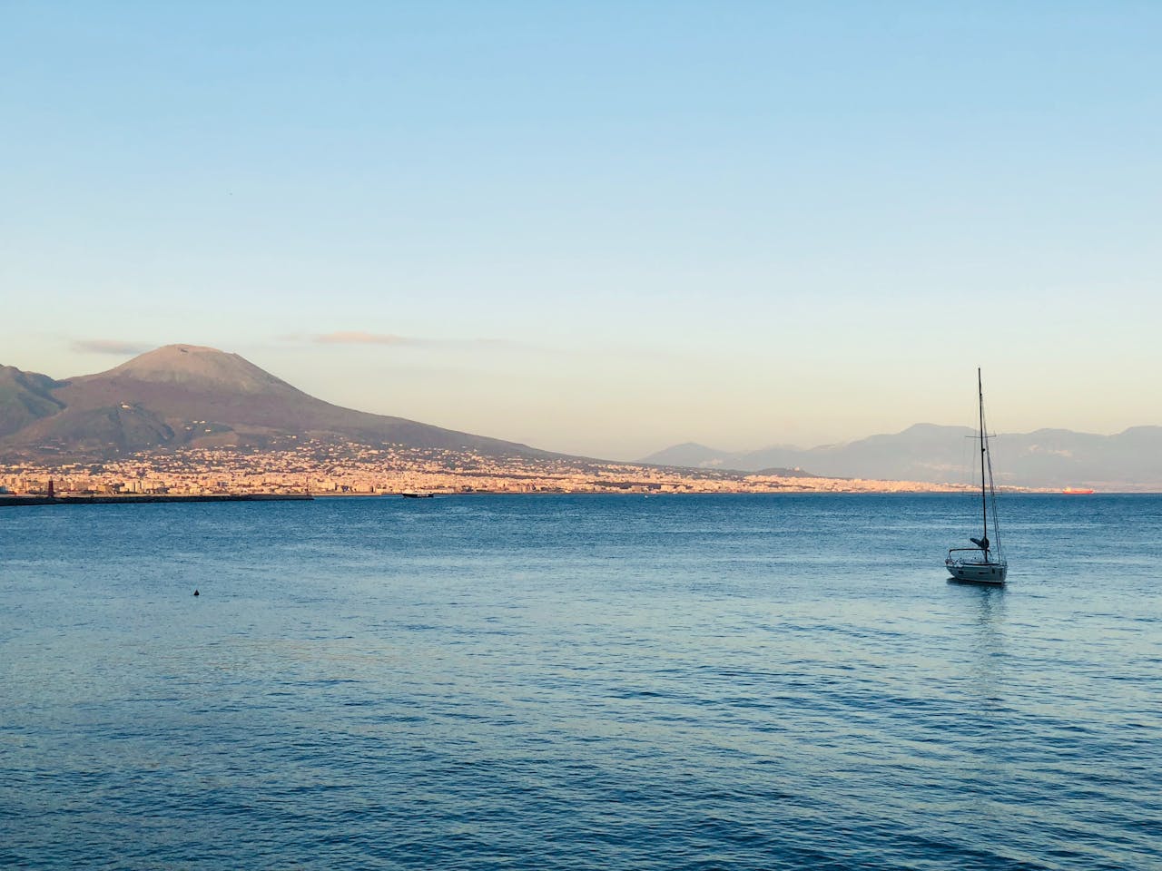 Luggage storage near the Bay of Naples