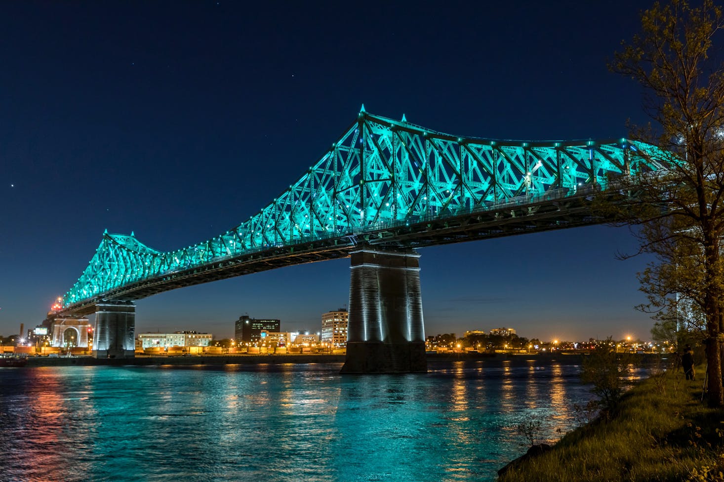 Jacques Cartier bridge at night