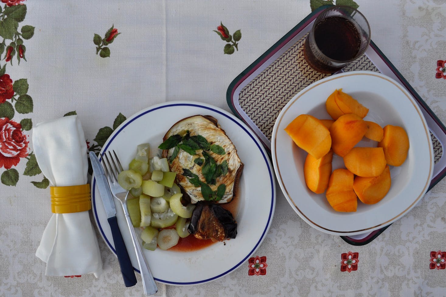 Tavola con frutta e verdura, una semplice cena siciliana.