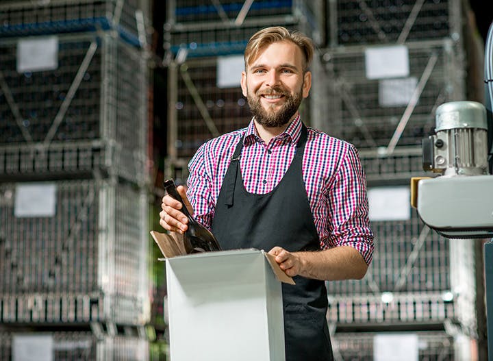Weinflaschen werden in einem weißen Weinkarton verpackt