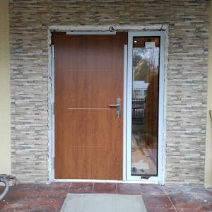 Drzwi Zewnętrzne Thermo 65 Wzór THP515 Decograin Golden Oak + Doświetle Boczne Klamka