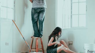 couple_painting_doing_home_improvement