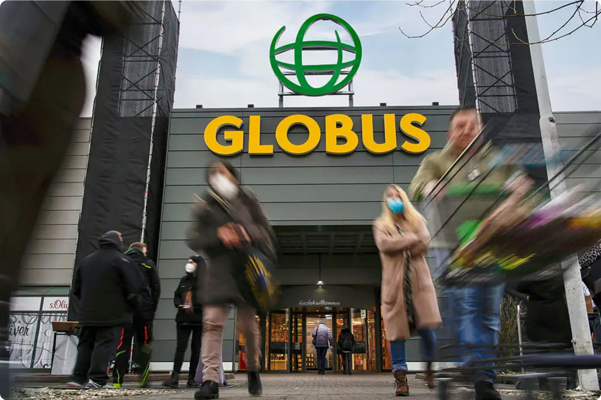 The new GLOBUS logo above a store entrance via globus.de.