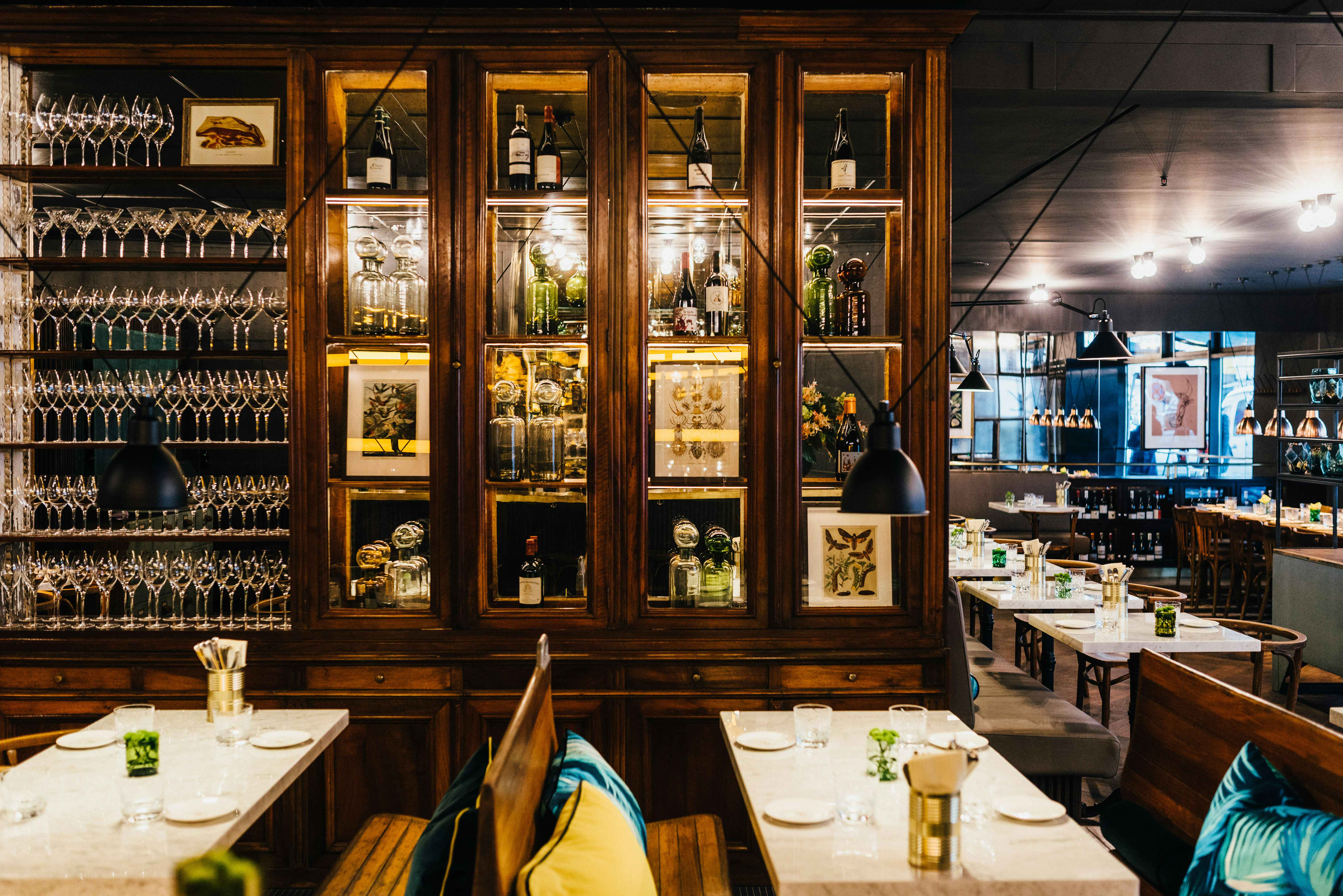 Blick in die Brasserie Colette Tim Raue Berlin - der ideale Ort für ein Abendessen in Berlin