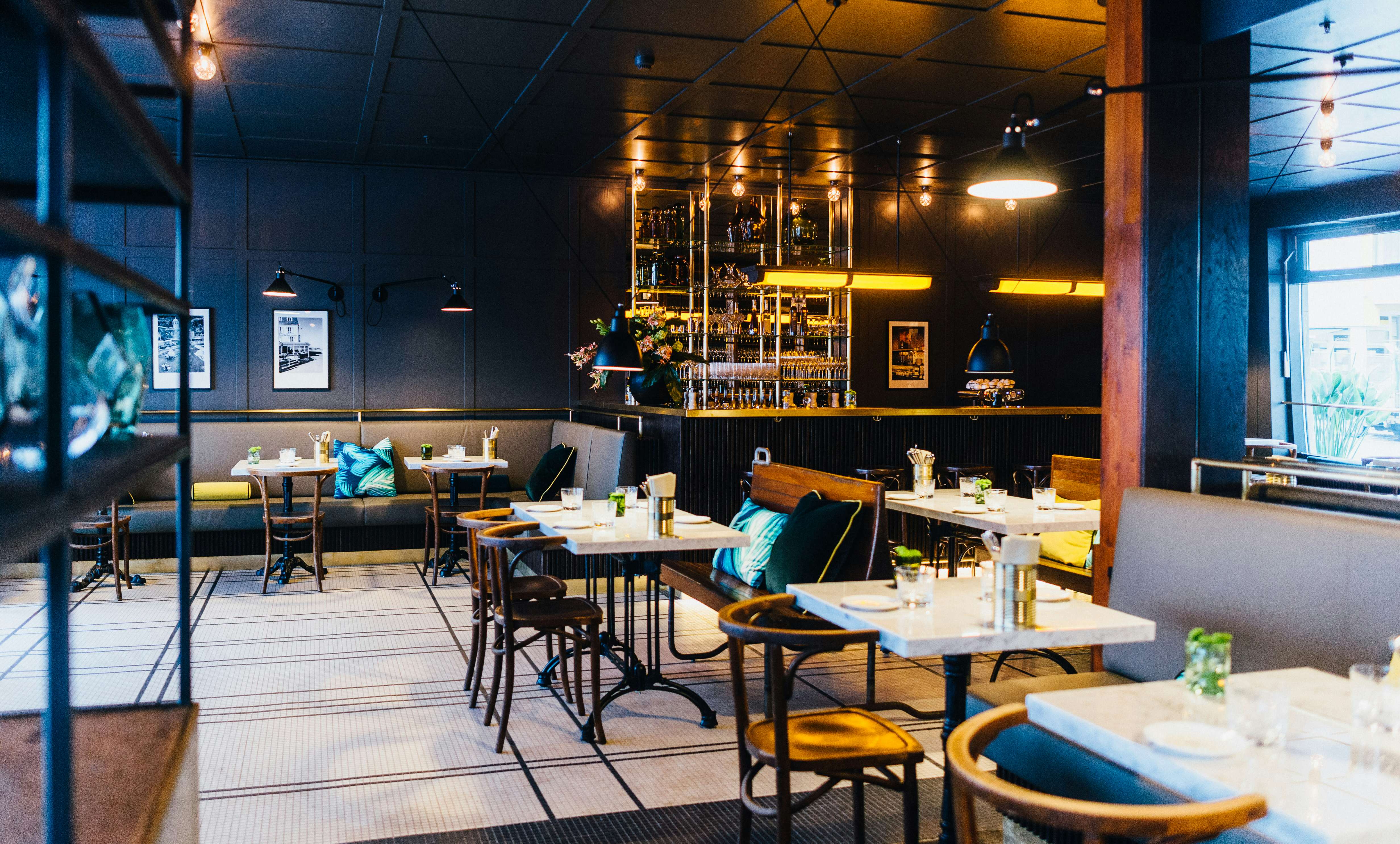 Eleganter Restaurant-Innenraum der Brasserie Colette Berlin