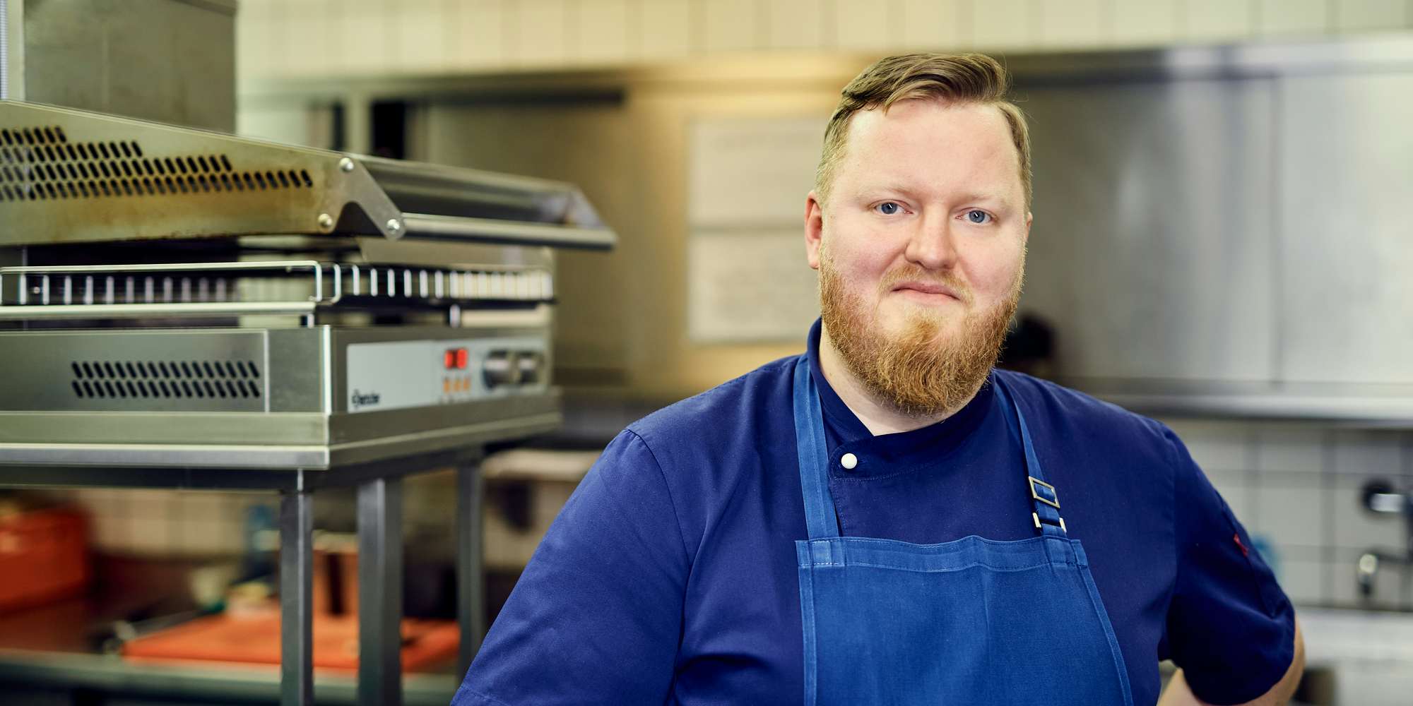 Küchendirektor Dominik Obermeier berichtet in der Küche über die Brasserie Colette Tim Raue als Arbeitgeber