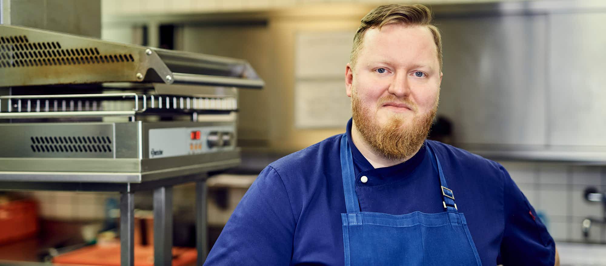 Küchendirektor Dominik Obermeier berichtet in der Küche über die Brasserie Colette Tim Raue als Arbeitgeber