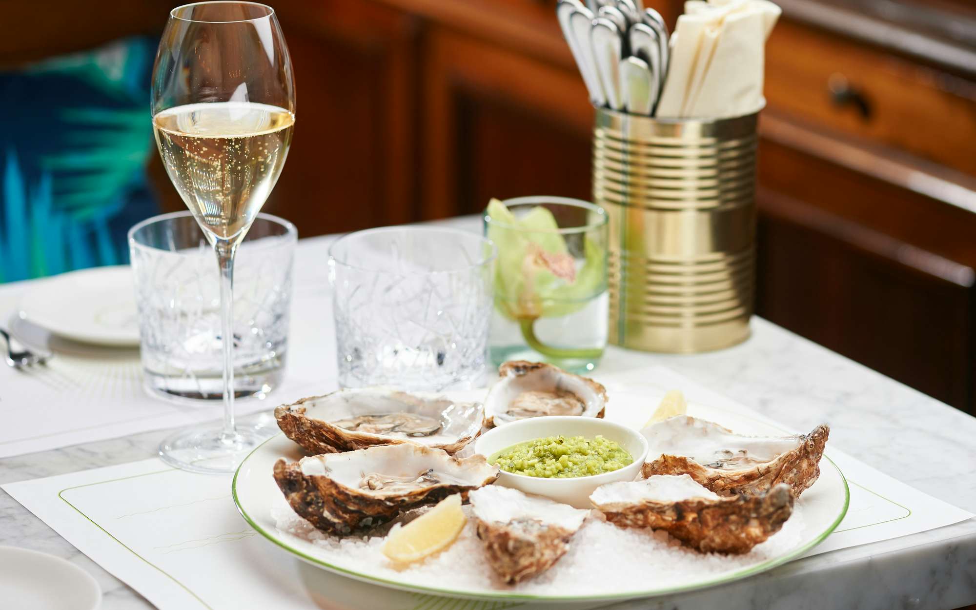klassischer Einstieg mit Austern und Champagner in der Brasserie Colette