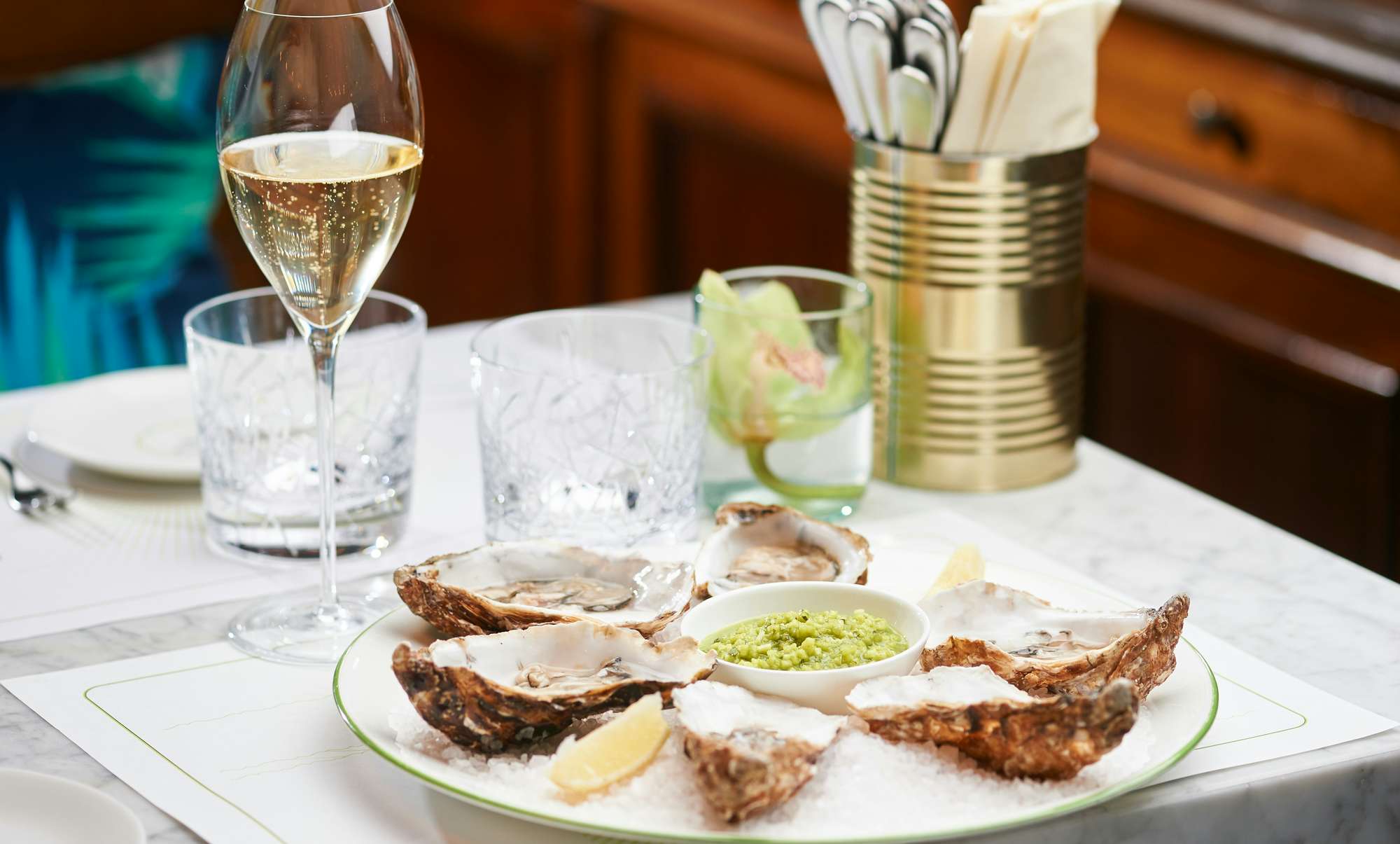 Austern und Champagner - ein beliebtes Duo in der Brasserie Colette Tim Raue