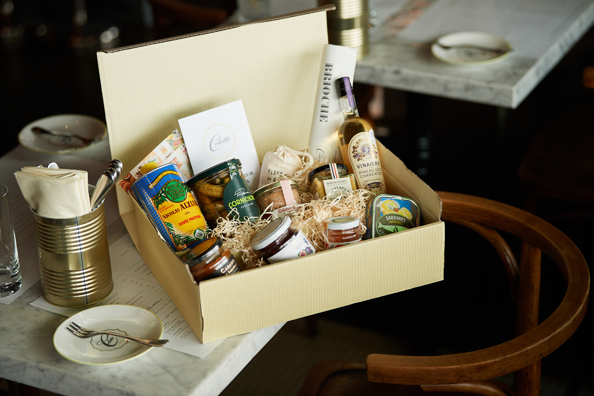 Colettebox auf einem gedeckten Tisch