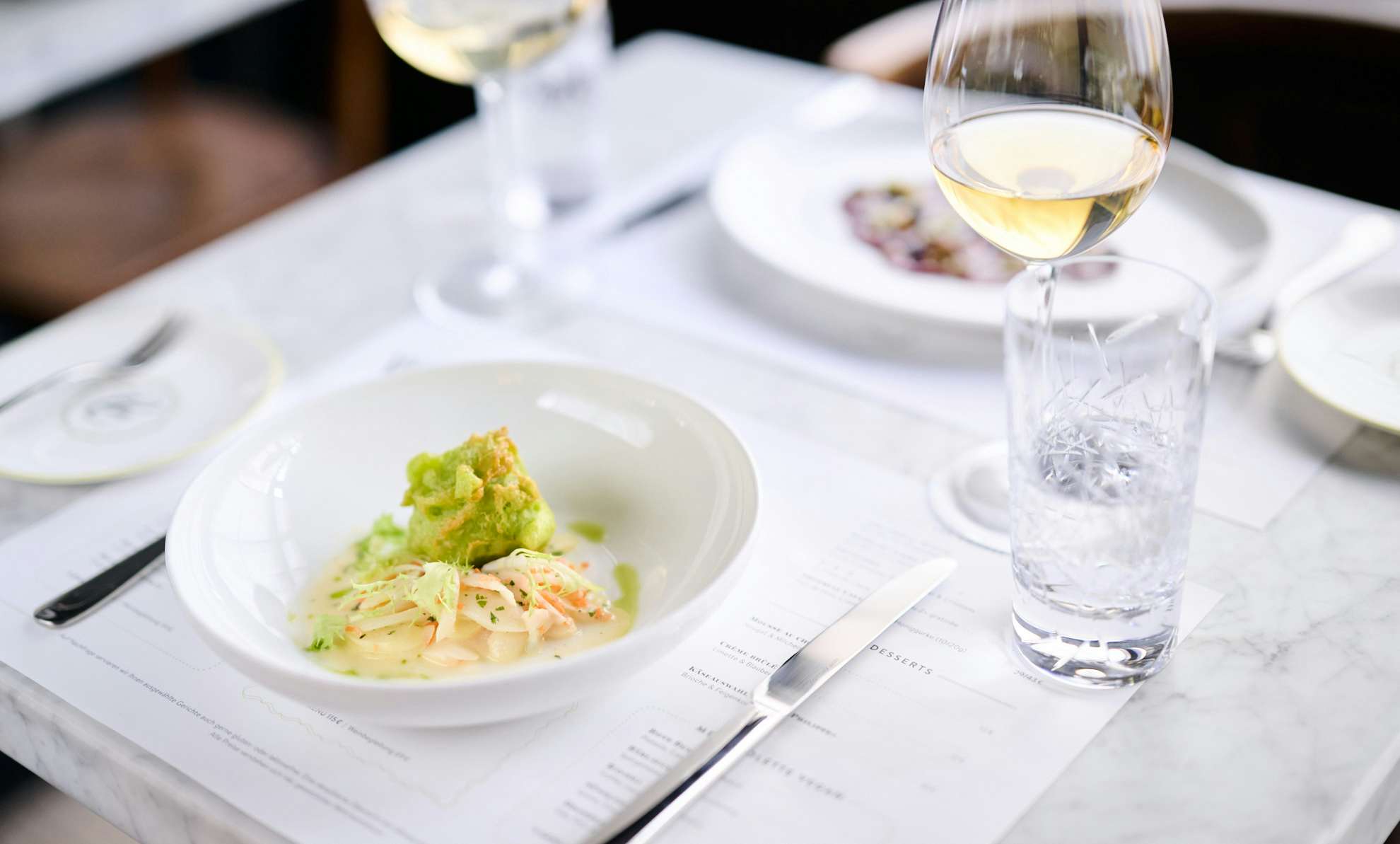 Gedeckter Tisch mit Speisen und Getränken