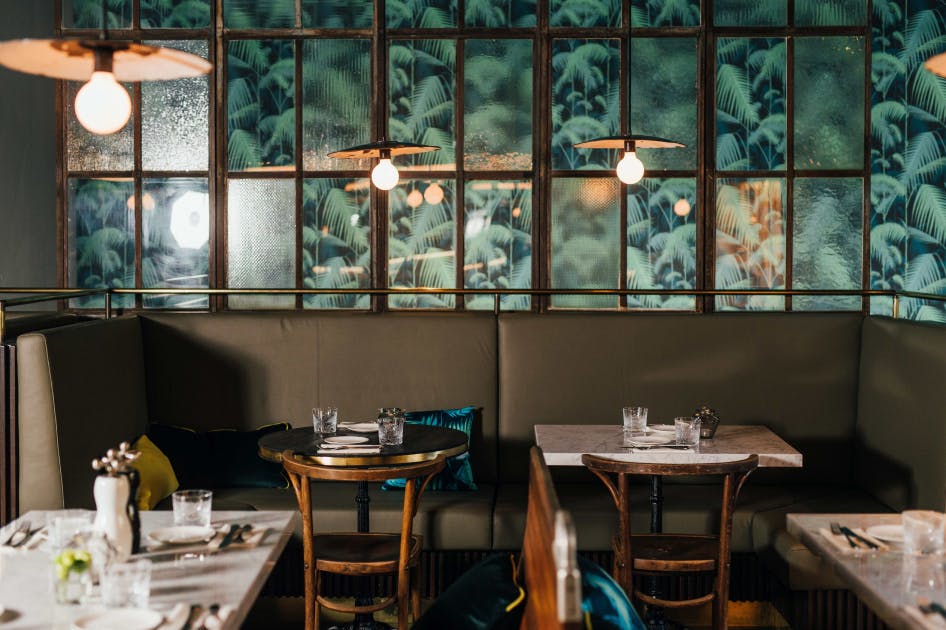 Set tables in the restaurant Brasserie Colette Tim Raue in Munich.