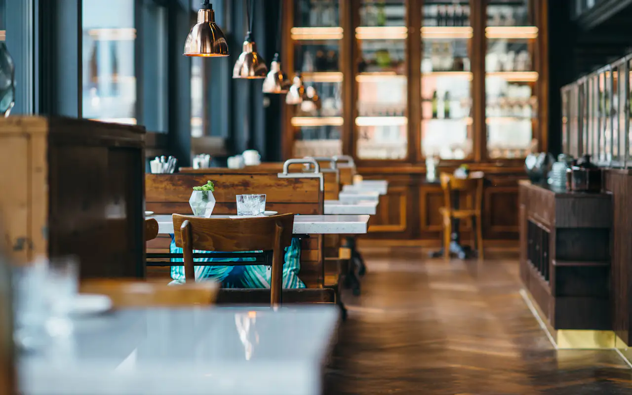 Innenraum mit Tischen in der Brasserie Colette Konstanz