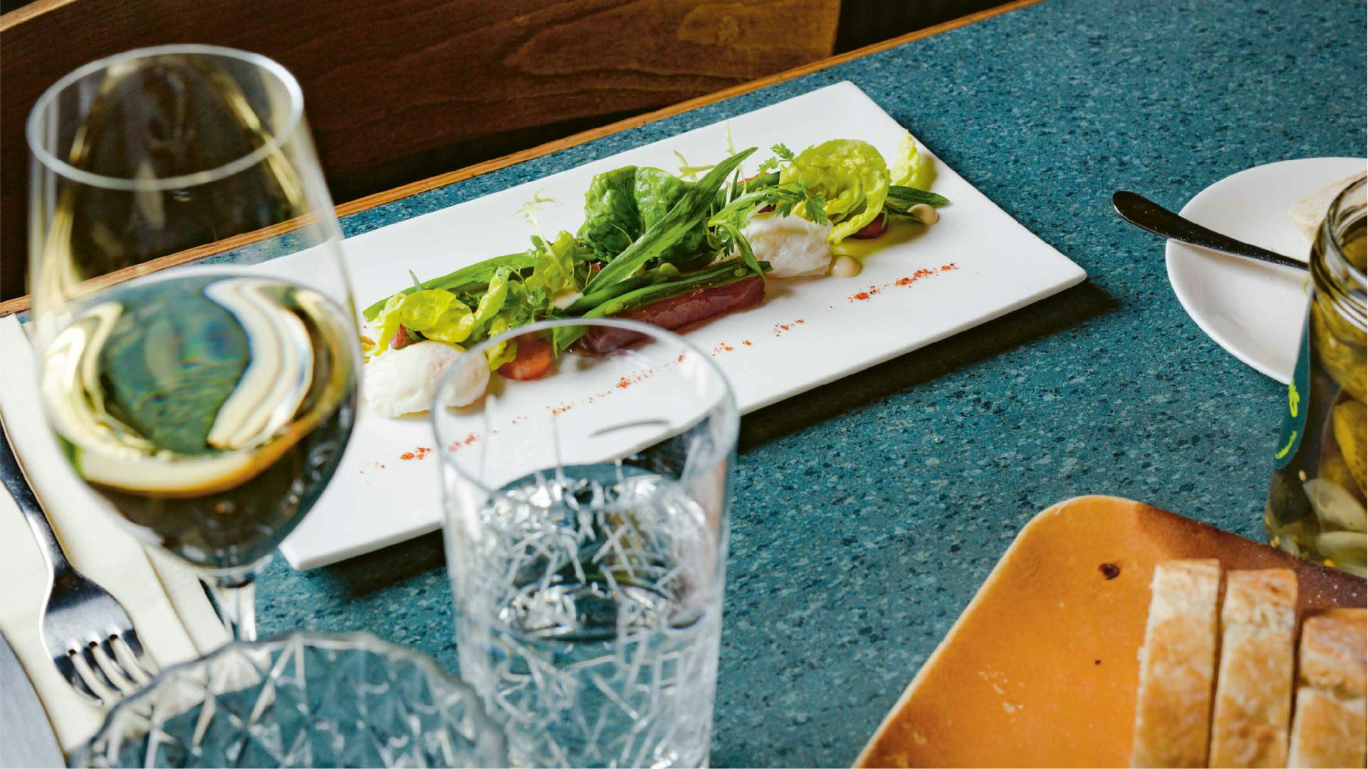 Brasserie Colette Tim Raue - Gedeckter Tisch mit französischen Speisen