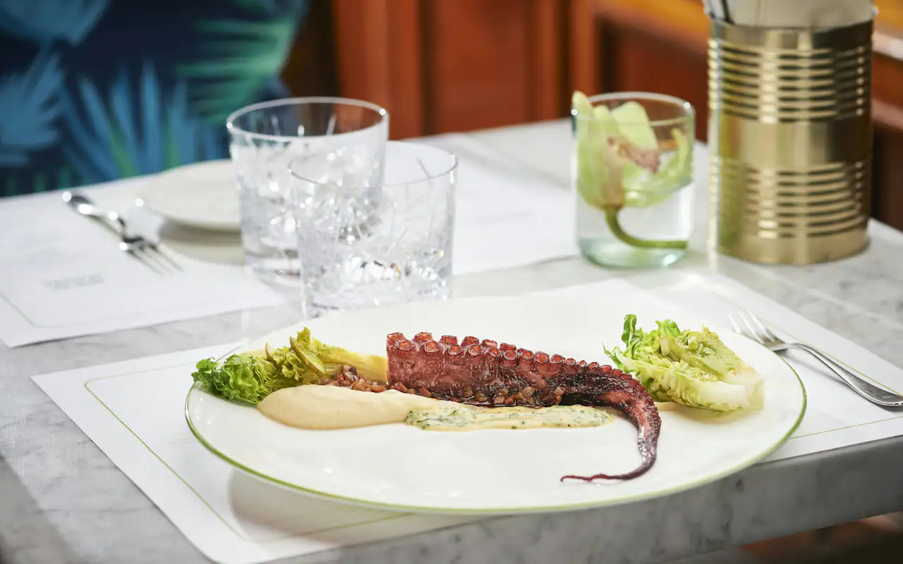 Pulpo in der Brasserie Colette Tim Raue Berlin