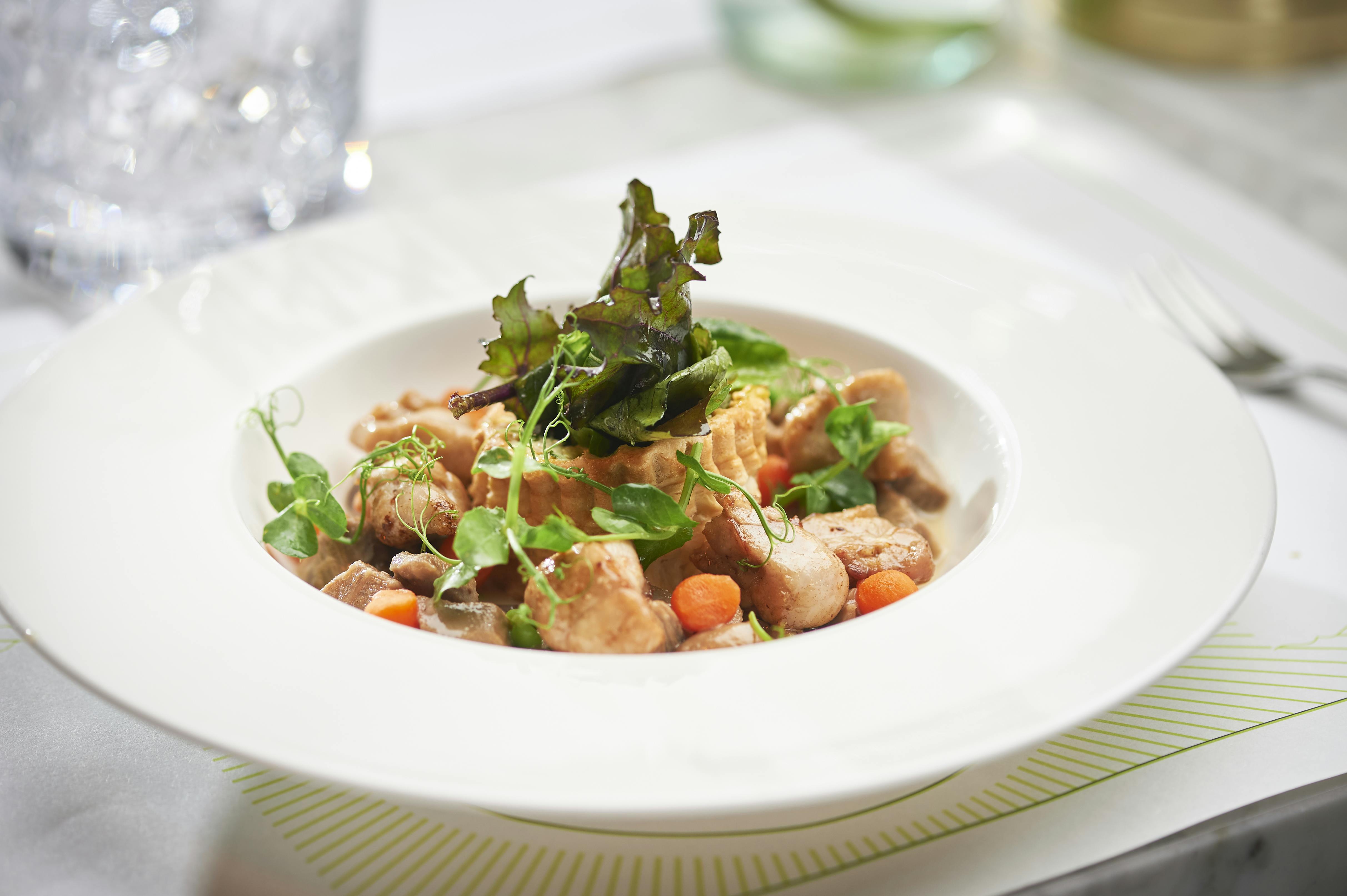angerichtetes Ragout Fin Colette im französischen Restaurant in München Brasserie Colette