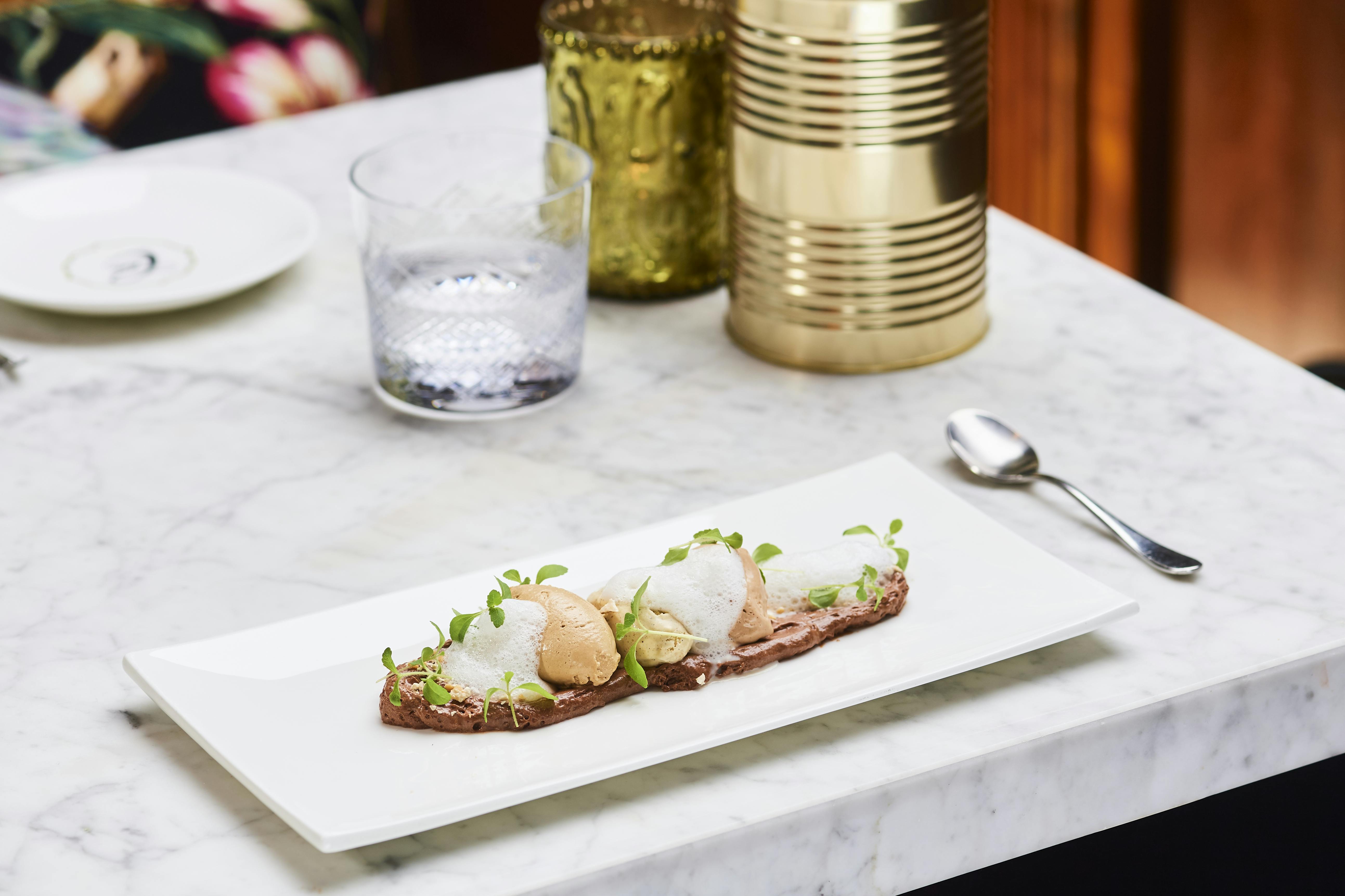 Krönender Abschluss eines Abendessens in Berlin: Mousse au Chocolat in der Brasserie Colette