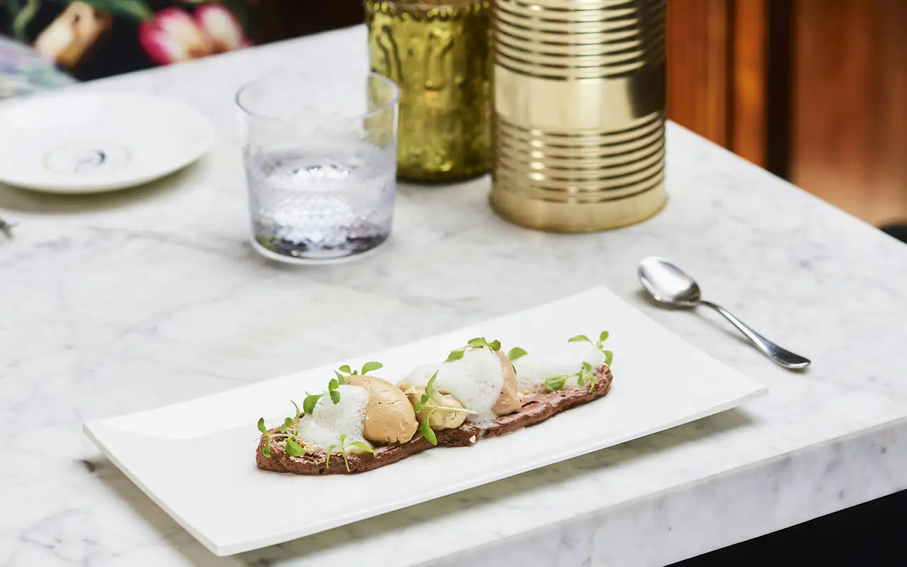 Krönender Abschluss eines Abendessens in Berlin: Mousse au Chocolat in der Brasserie Colette