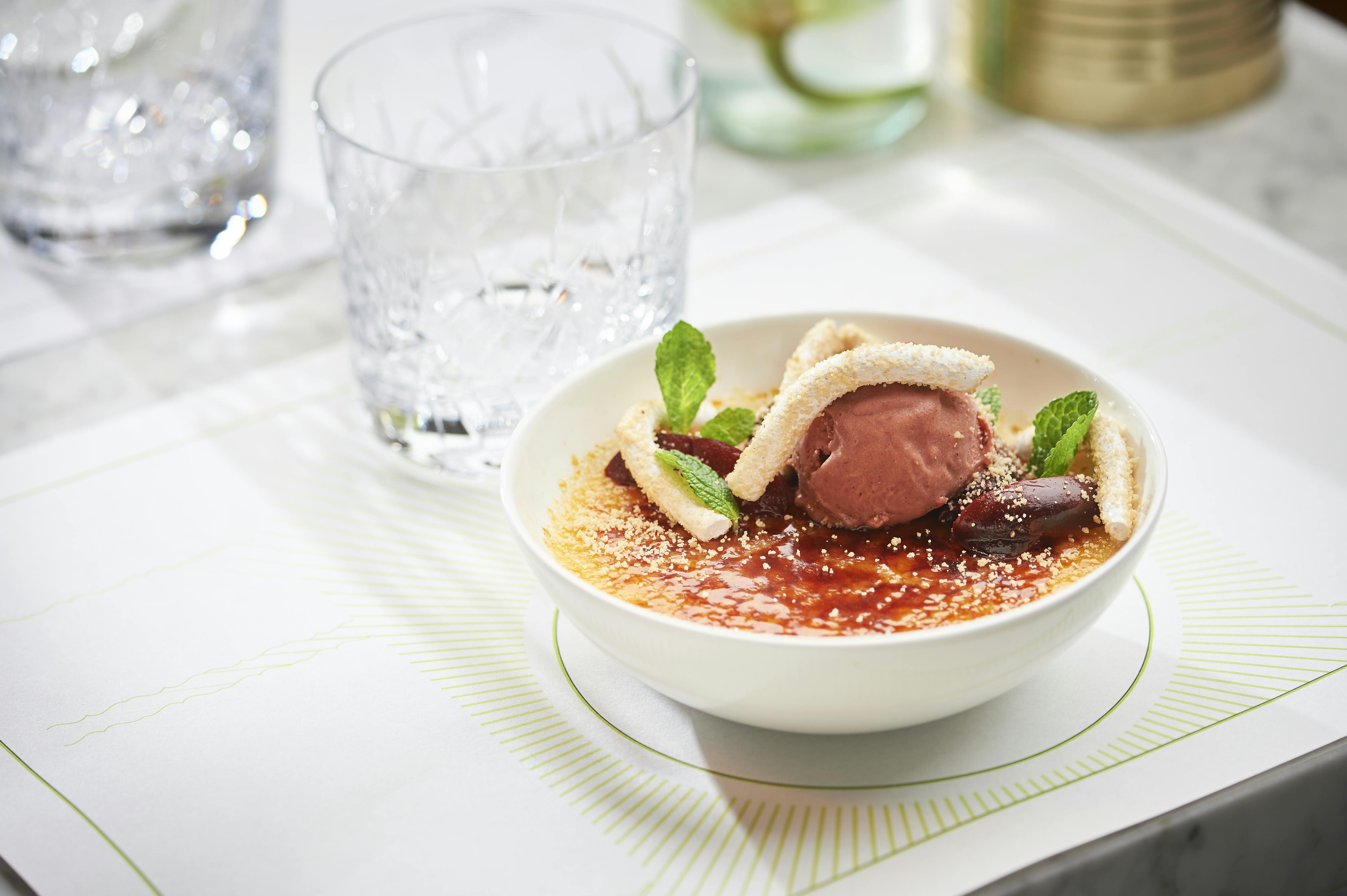 Angerichtete Speise: Crème Brûlée Zwetschge Rummarshmellow