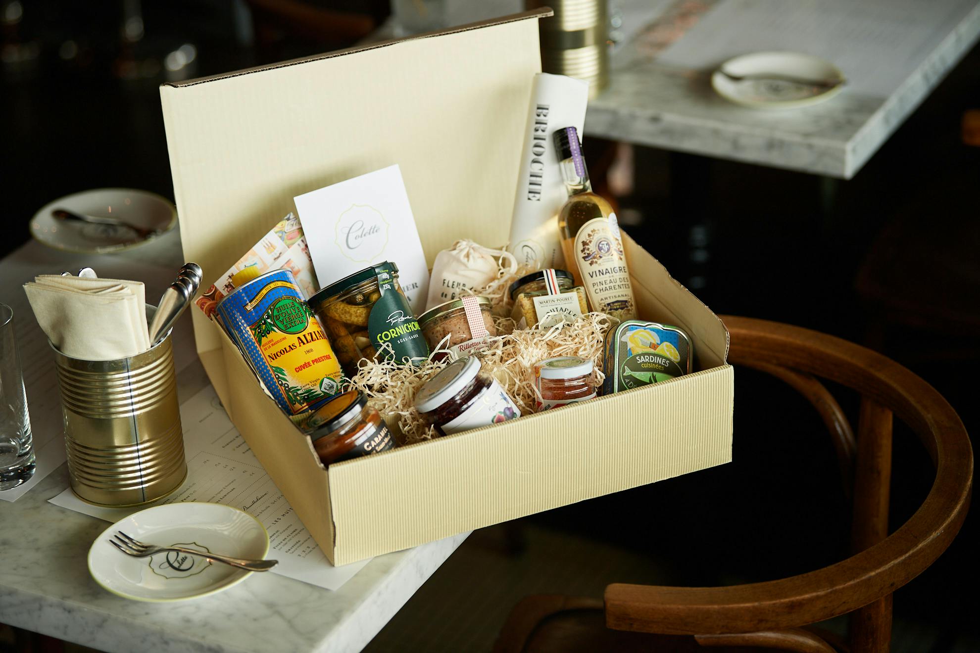 Colettebox auf einem gedeckten Tisch