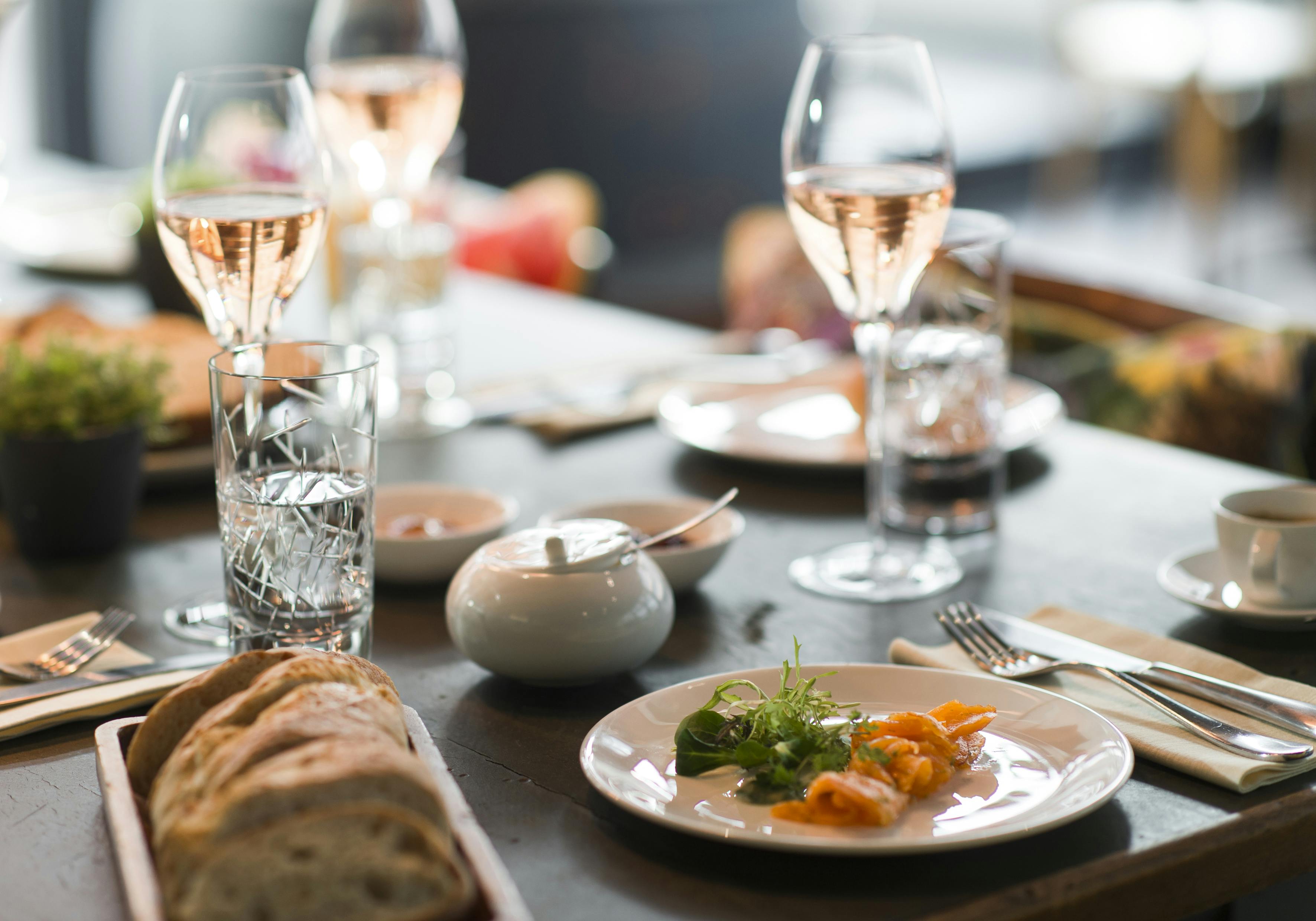 gedeckter Tisch in der Brasserie Colette Tim Raue Berlin