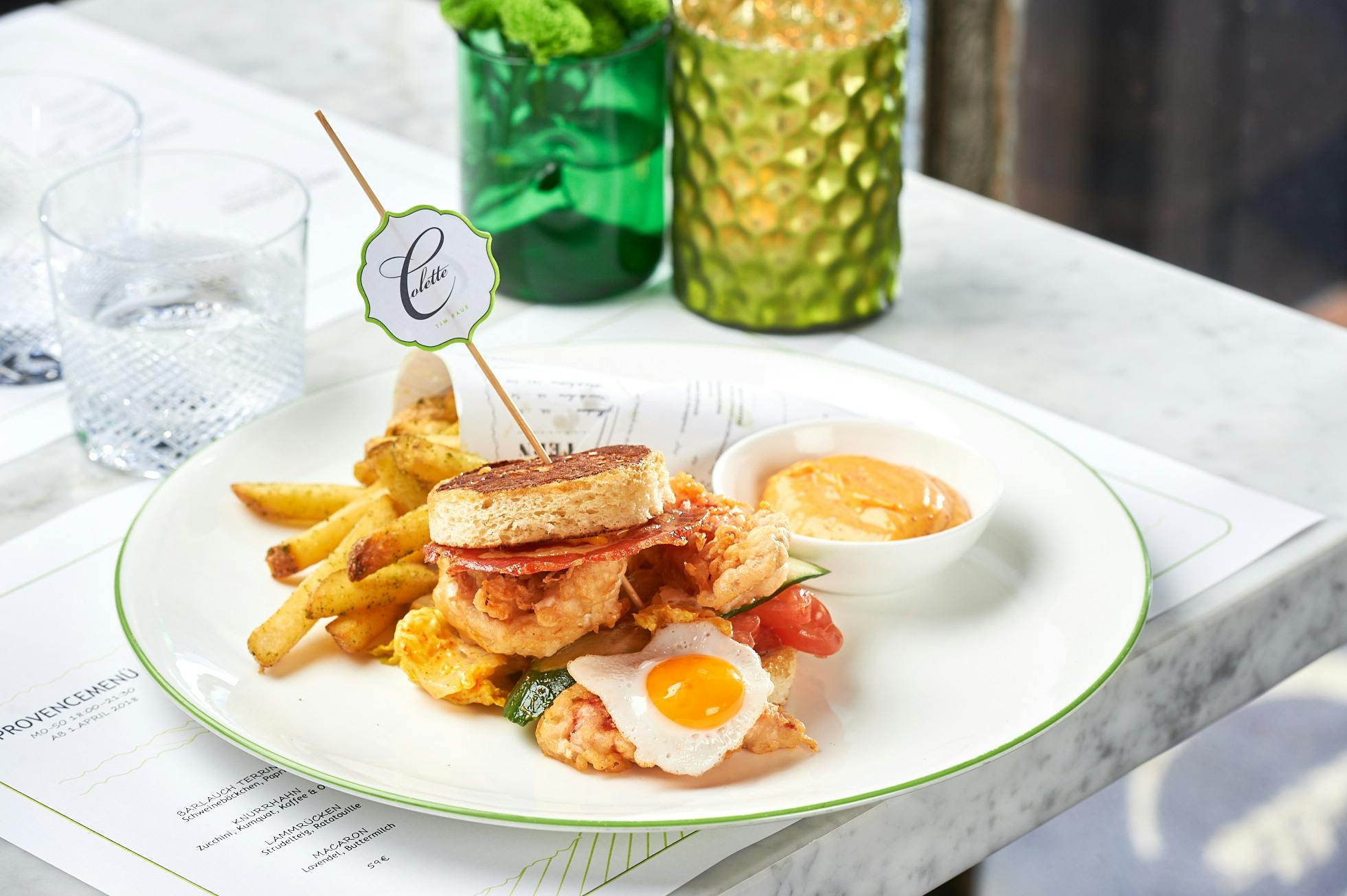Hummer Club-Sandwich auf einem Marmortisch in der Brasserie Colette Tim Raue