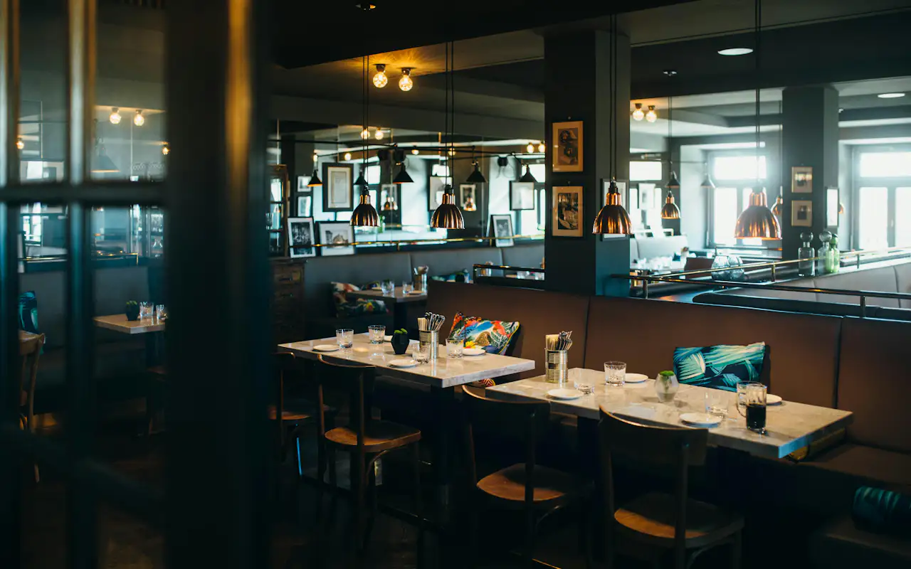 Gedeckte Tische in der Brasserie Colette Konstanz