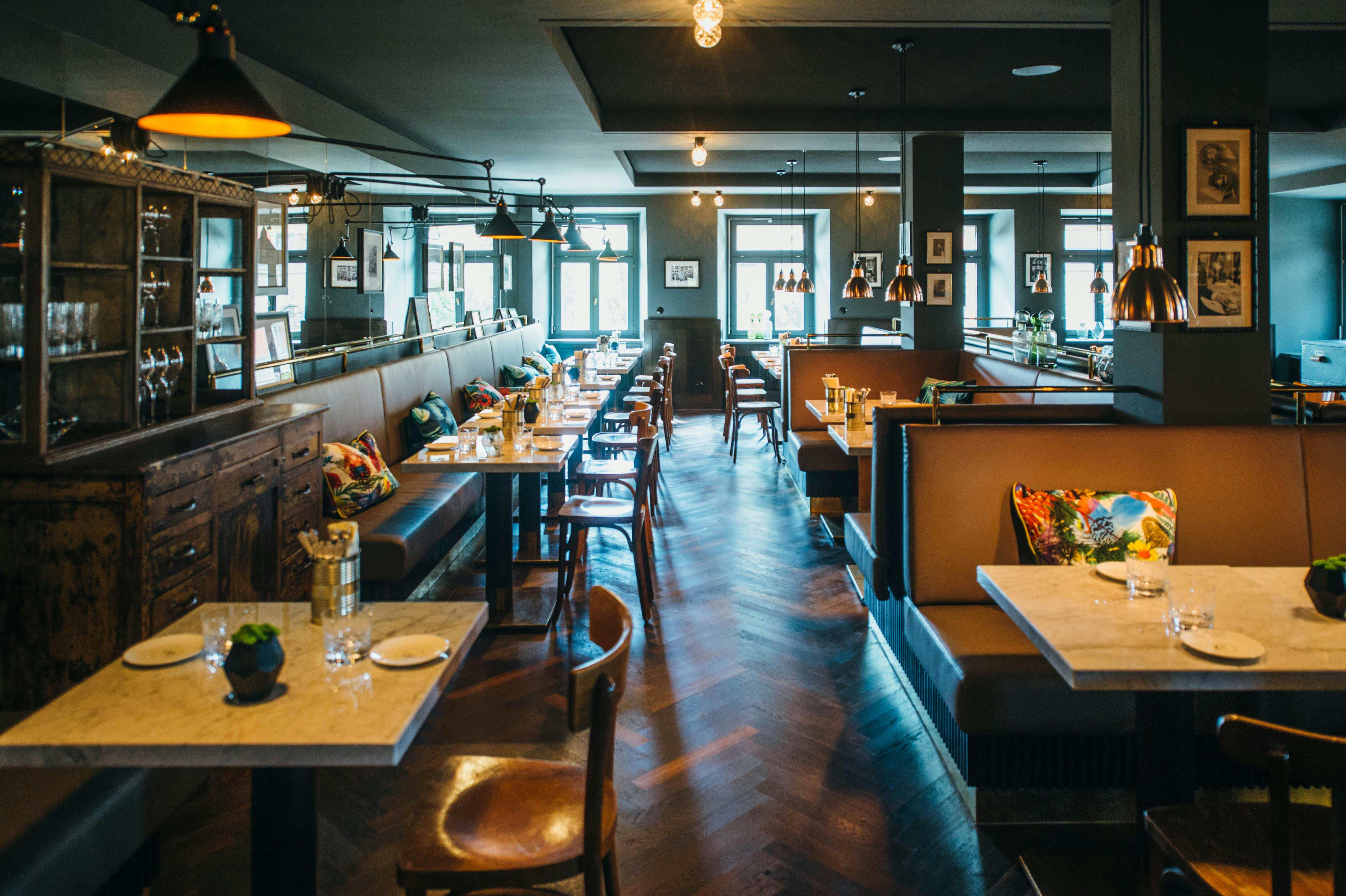 Gedeckte Tische in der Brasserie Colette Konstanz