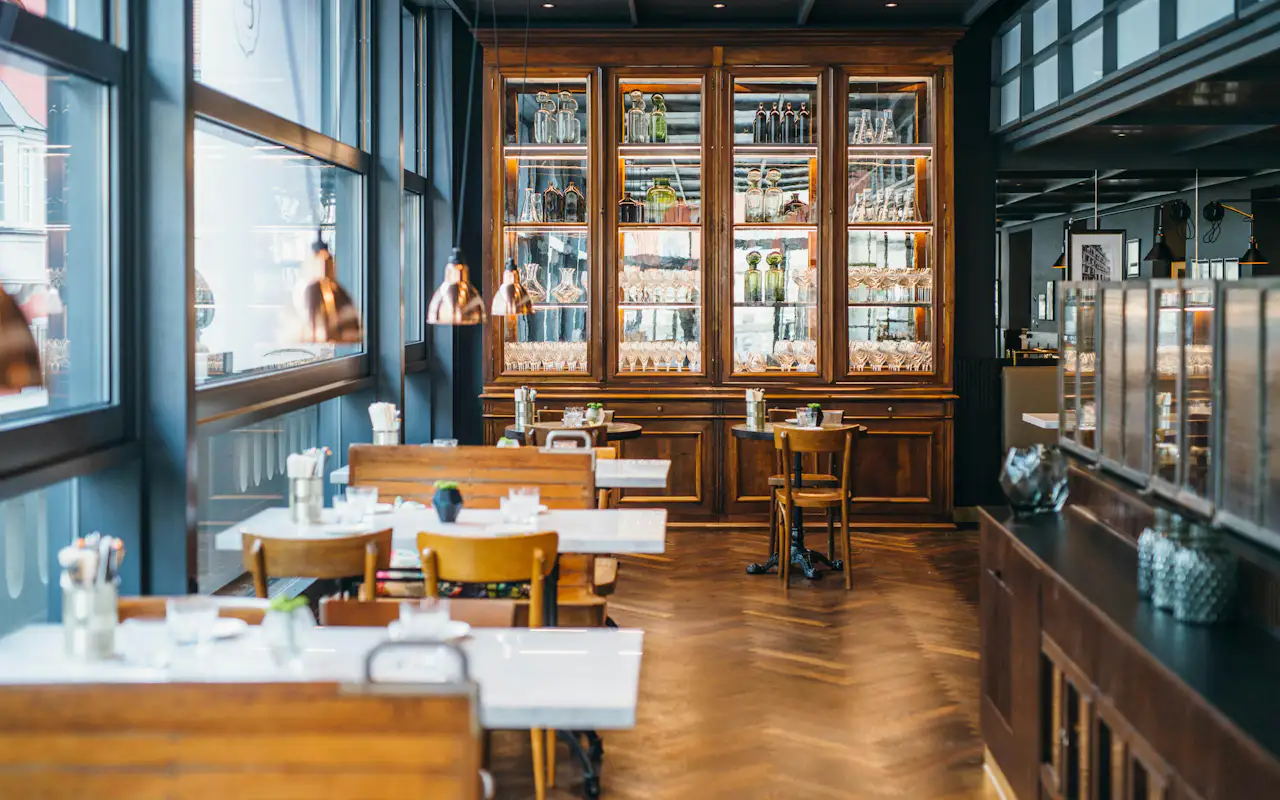 Gedeckte Tische und Apothekerschrank in der Brasserie Colette Konstanz